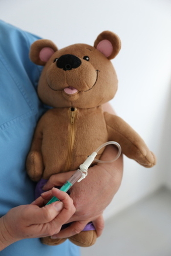 Cpoyright: Katrin Schlüter, päd. Diätetik Stoffteddy der über eine PEG mit einer Spritze sondiert wird