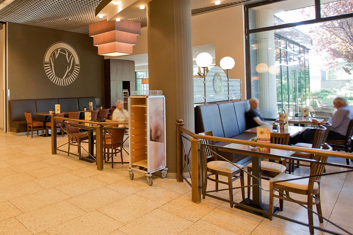 Ansicht des Sitzbereiches des Schnellrestaurants Kaffee Kanne im Knotenpunkt A der Einkaufspassage der MHH