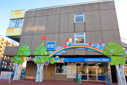 Eingang der Kinderklinik der MHH Ansicht des Eingangs der Kinderklinik der MHH mit Bäumen und Regenbogen