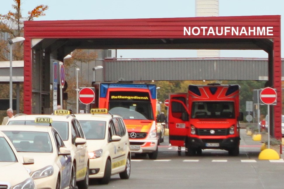 Eingang Notaufnahme aus Richtung des Haupteingangs kommend Eingang Notaufnahme aus Richtung des Haupteingangs kommend