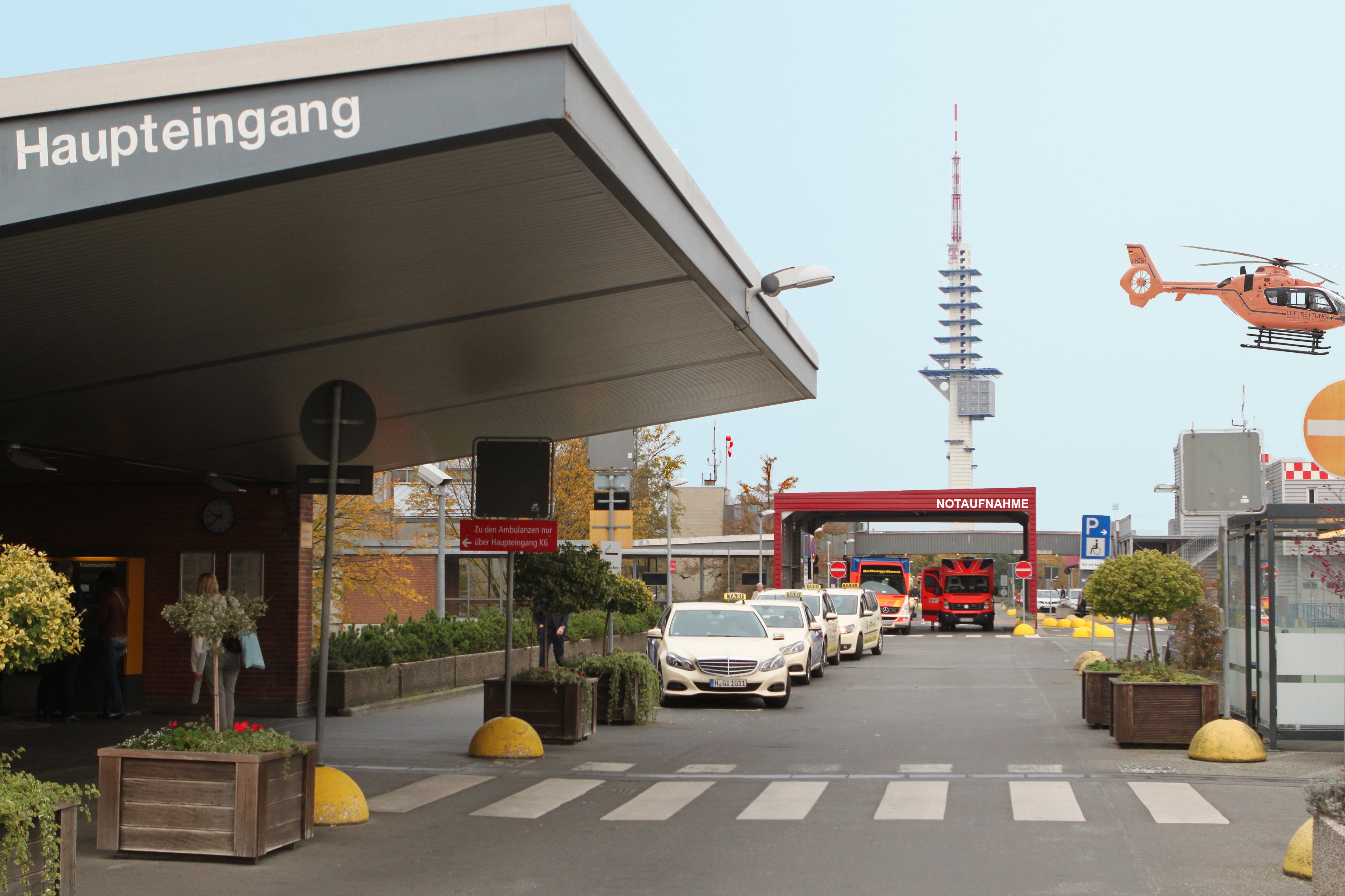 Haupteingang und Notaufnahme der MHH Ansicht des Haupteingangs und der Notaufnahme der MHH aus Richtung Stadtbahnhaltestelle 4 kommend