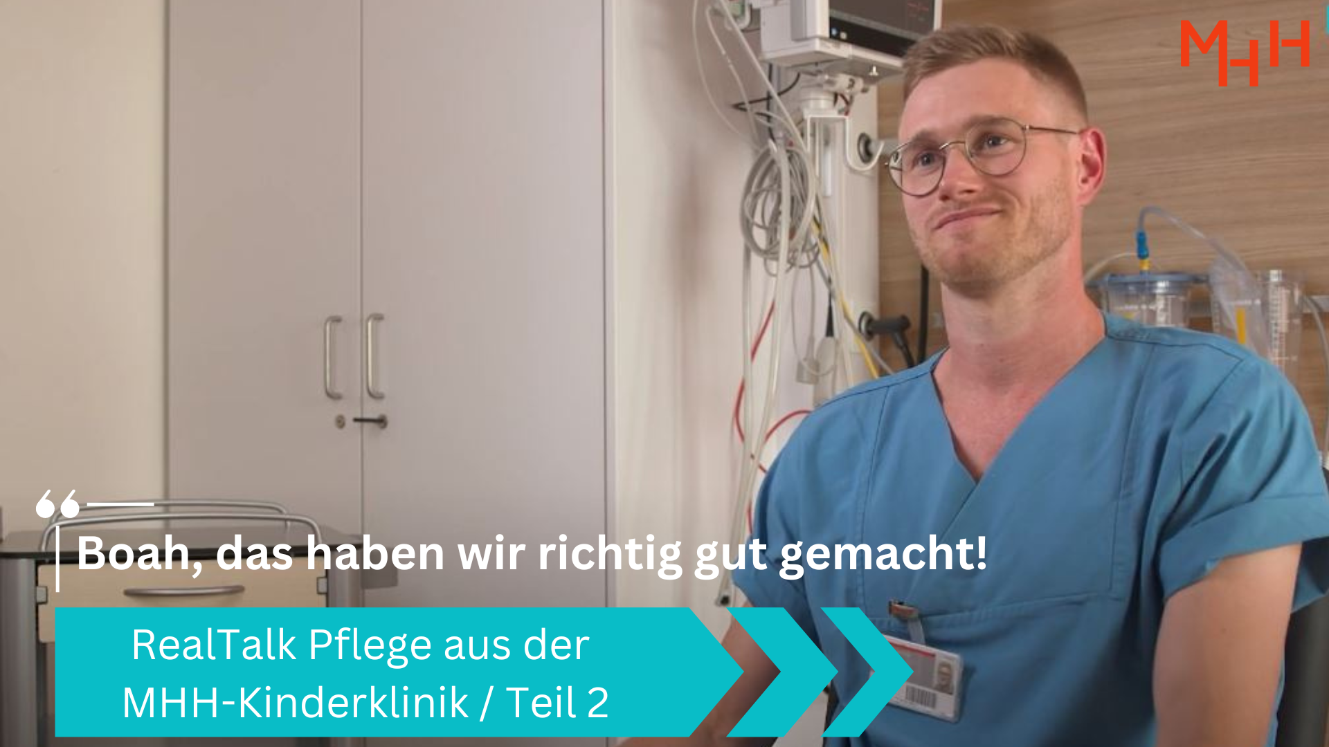 Pflegekraft Christian sitzt in einem Stationszimmer und spricht in die Kamera. Schriftzug Boah, das haben wir richtig gut gemacht! RealTalk Pflege aus der MHH-Kinderklinik Teil 2