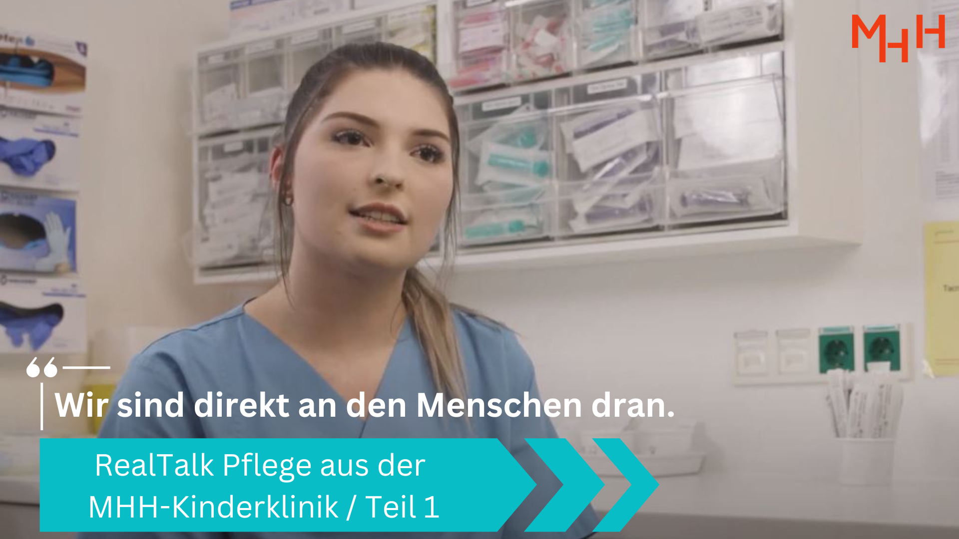 Pflegekraft Lea sitzt in einem Stationszimmer und spricht in die Kamera. Schriftzug in Weiß Wir sind direkt an den Menschen dran. RealTalk Pflege aus der MHH-Kinderklinik Teil 1