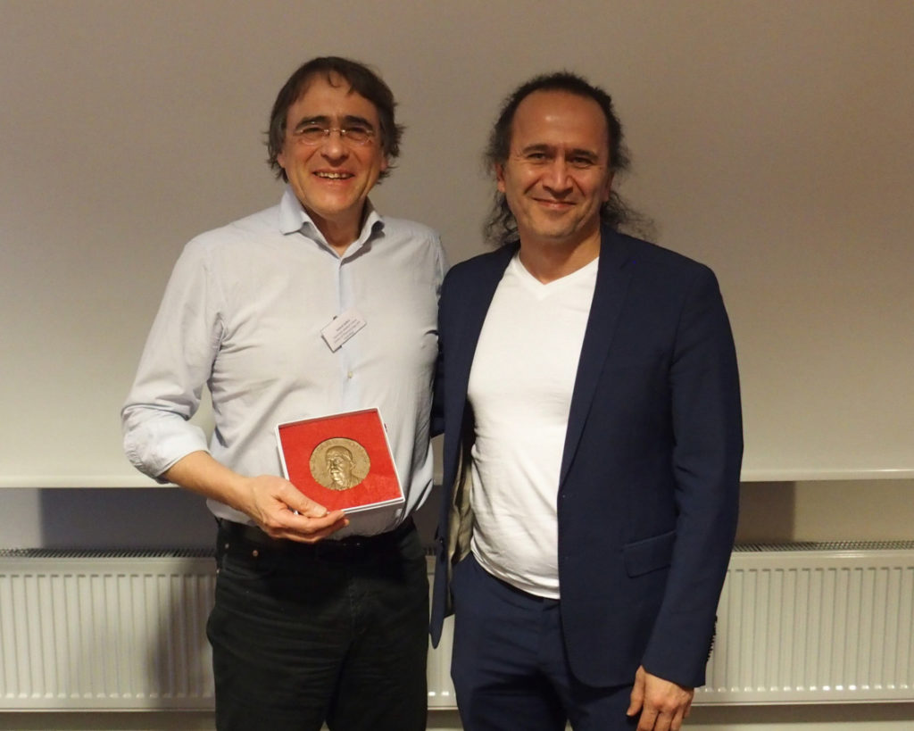 Poulsson-Preis 2022. Links Prof. Seifert mit der Medaille, rechts der Vorsitzende der NSFT, Prof. Sharikabad