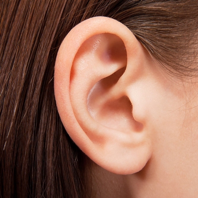 seitliches Bild einer Patientin, indem nur das Ohr abgebildet ist.