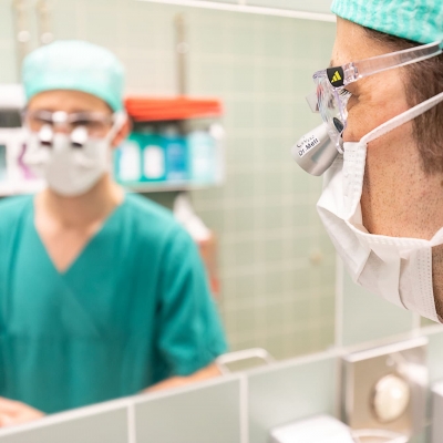 Operateur guckt seitlich in den Spiegel.