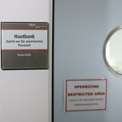 Türschild mit der Aufschrift "Hautbank"