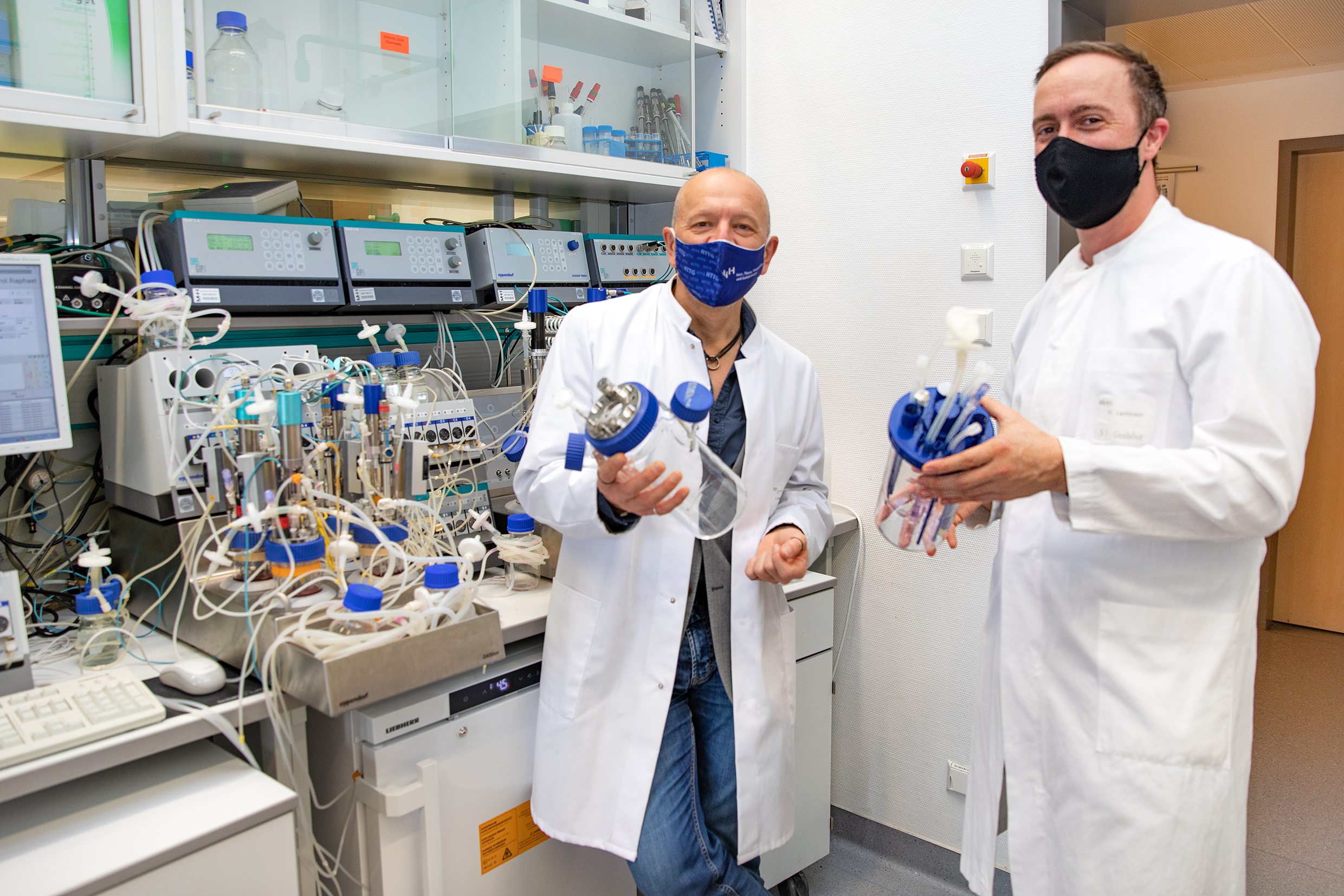 Dr. Robert Zweigerdt and Professor Dr. Nico Lachmann and (from left) with a bioreactor in the laboratory. Copyright: Karin Kaiser / MHH