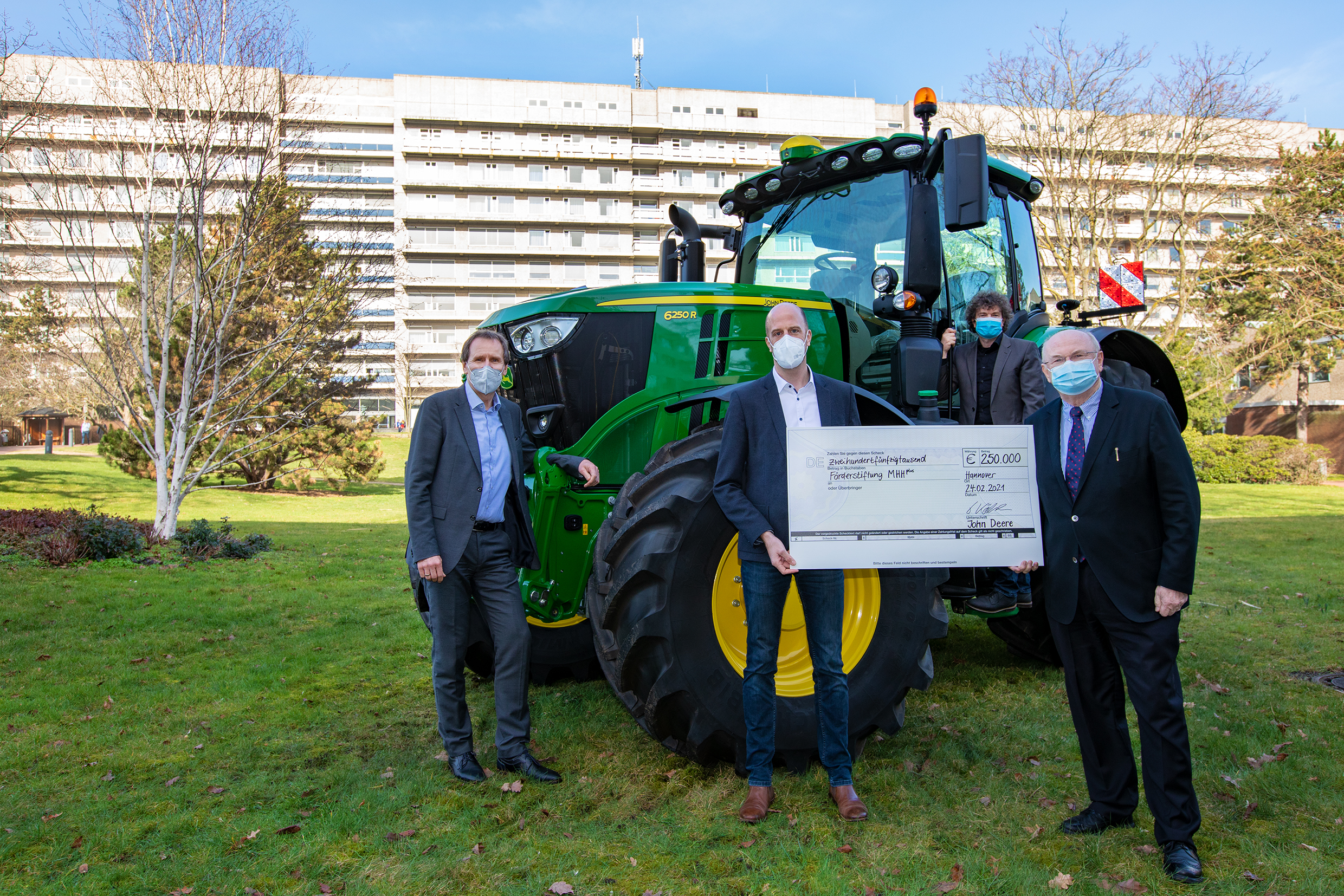 Ralf Lenge (left), Tilmann Köller and Professor Dr. Michael Manns (right) with the donation cheque and Dr. Eckhard Schenke. Copyright: MHH / Karin Kaiser