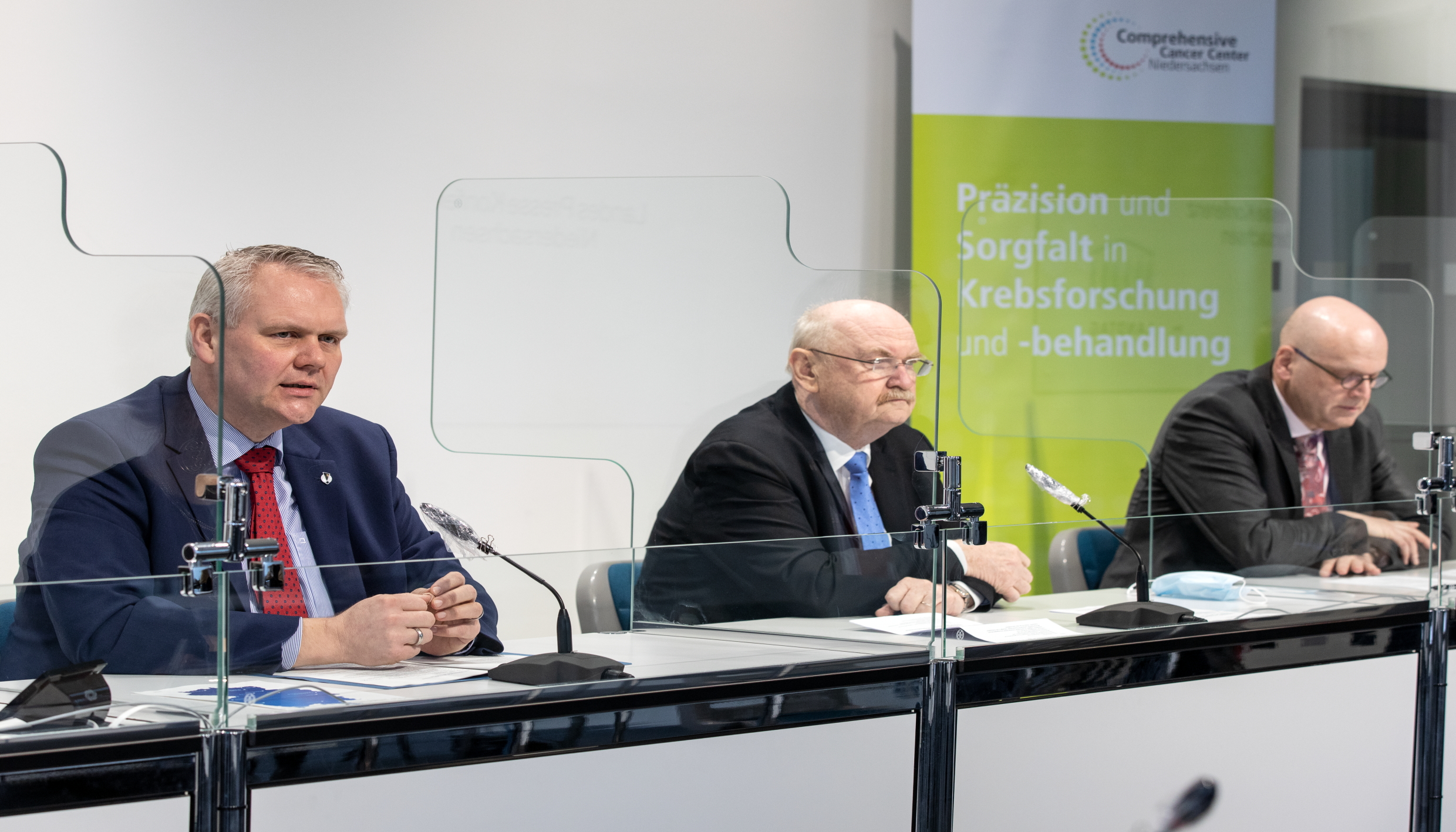 Minister Björn Thümler, Prof. Michael Manns, Prof. Wolfgang Brück sitzt an einem Tisch bei einer Pressekonferenz. Copyright: Karin Kaiser/MHH 