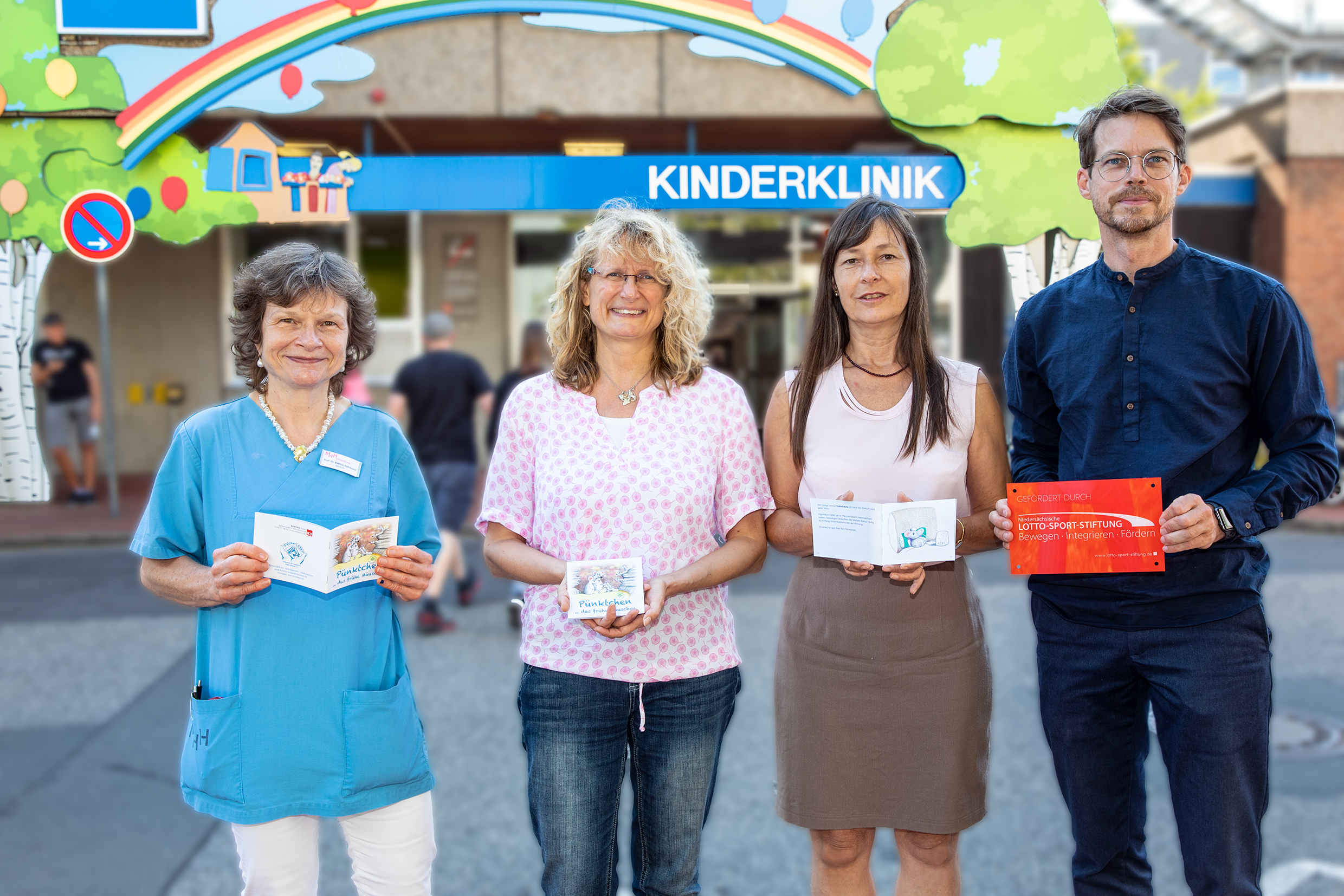 Vor der Kinderklinik stehen Professorin Bohnhorst, Corinna von Bestenbostel, Simone Kranz und Dr. Behrens. 