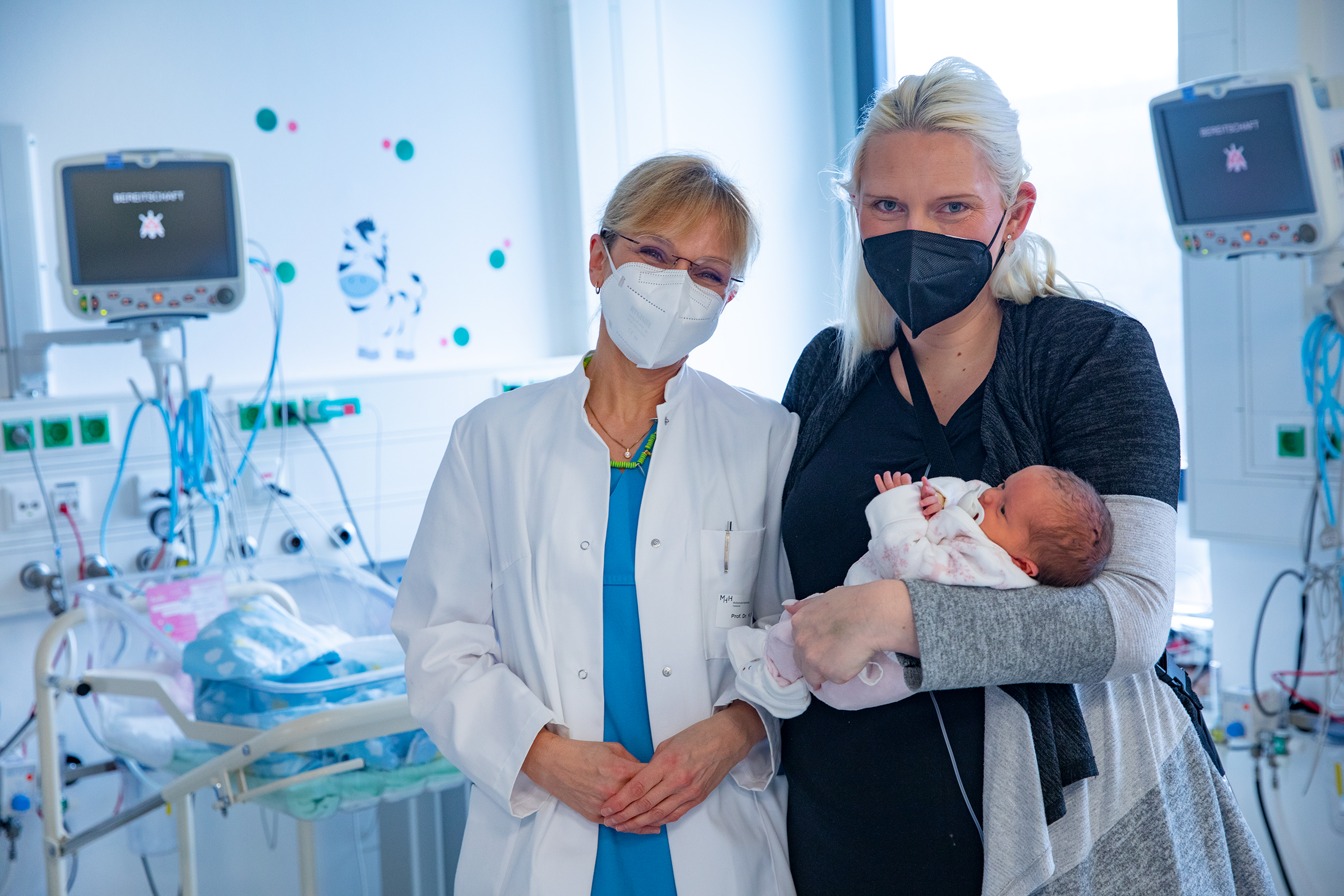 Professorin Karen Olsson (links) mit ihrer Patientin Maria L. und deren Tochter Amelie Maria; Copyright: Karin Kaiser / MHH.