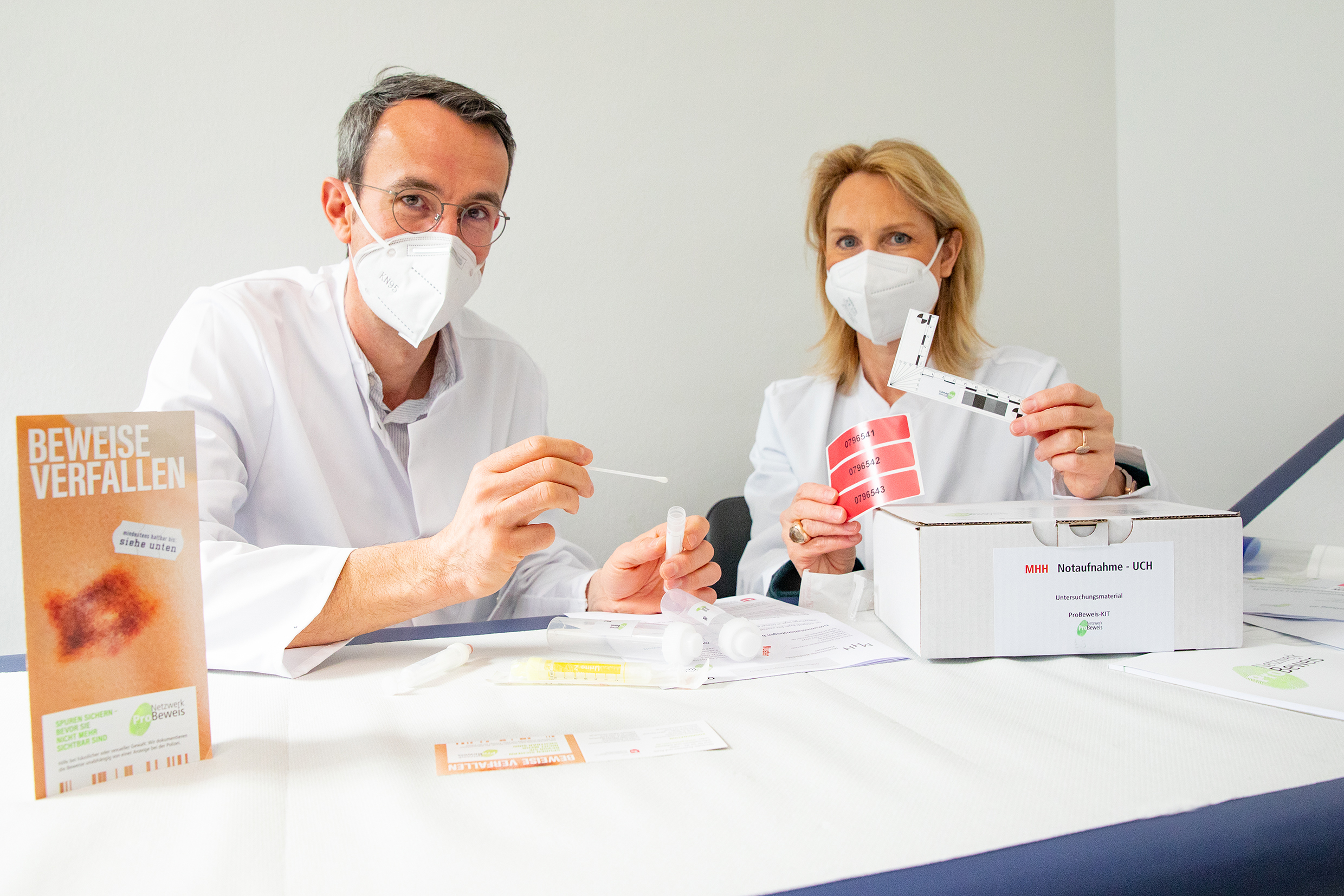 Professor Dr. Stephan Sehmisch (links) und Professorin Dr. Anette S. Debertin halten Material zur Untersuchung und Spurensicherung in den Händen.