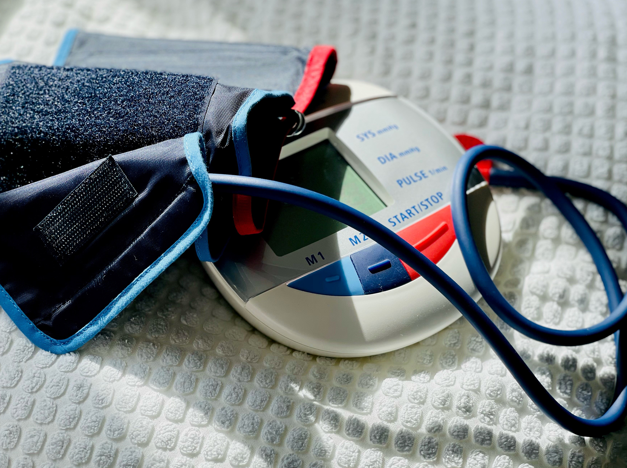 Ein Blutdruckmessgerät mit Manschette und Manometer.