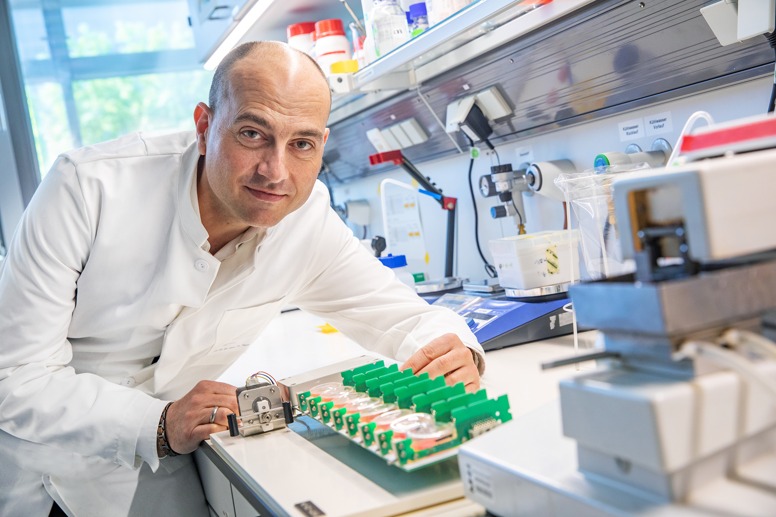 Professor Dr. Dr. Thomas Thum shows culture dishes in which tissue sections of living heart muscle cells can be examined.