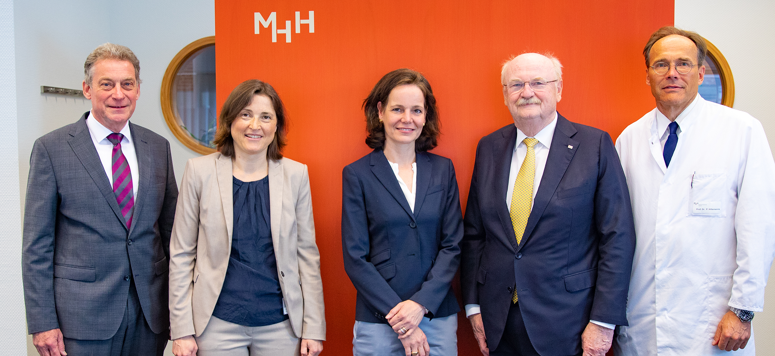 [Translate to Englisch:] Dr. Jürgen Seja, Prof. Diana Steinmann, Dr. Sabine Schopp, MHH-Präsident Prof. Michael Manns und Prof. Peter Hillemanns