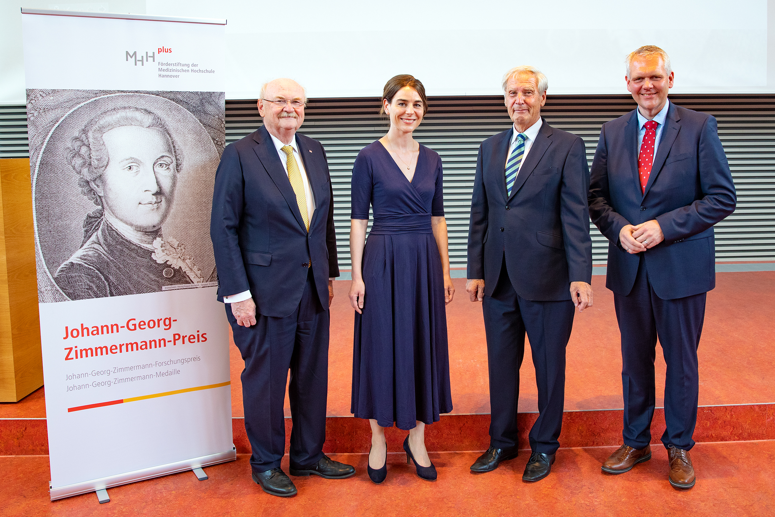 MHH-Präsident Prof. Dr. Michael Manns, die beiden Preisträger PD Dr. Anna Saborowski  und Prof. Dr. Christoph Huber sowie Wissenschaftsminister Björn Thümler