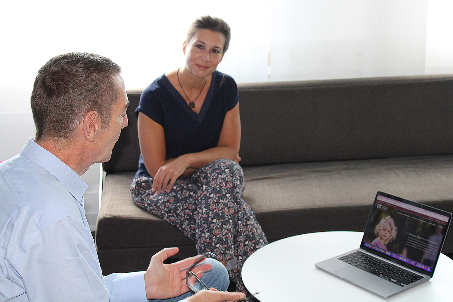 Copyright: „Maike Isfort / MHH“. Professor Dr. Christian Kratz talking to research colleague Dr. Judith Penkert.