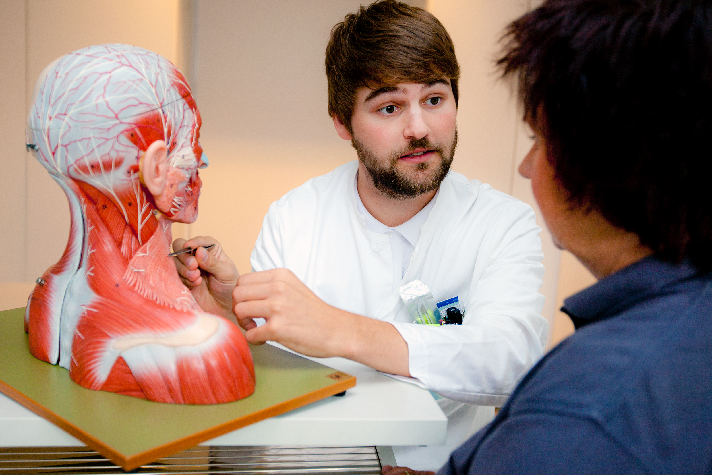 Ein Arzt erklärt einer Patientin in der Sprechstunde im Kopf-Hals-Tumorzentrum der MHH etwas an Hand eines Modells