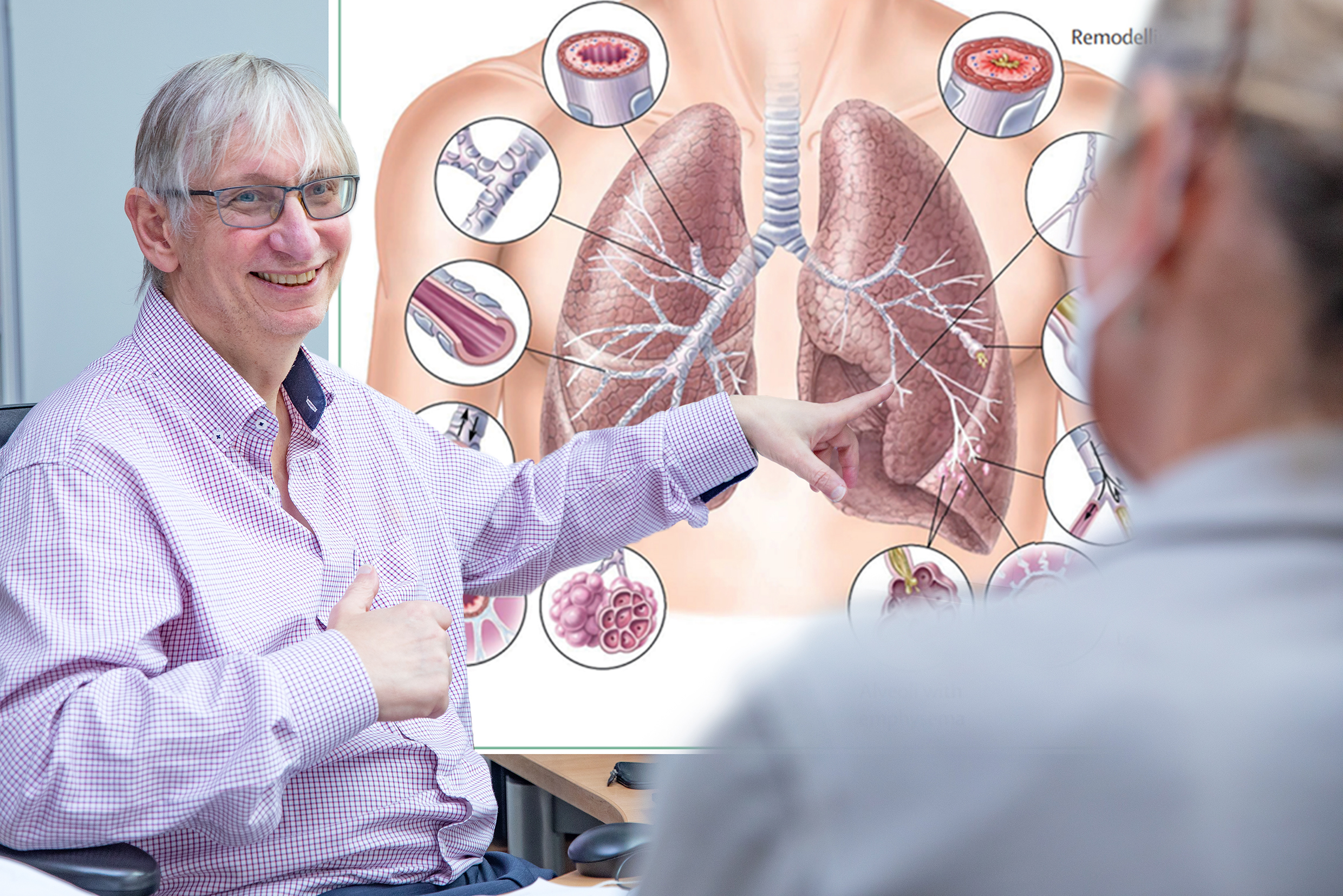 Copyright: Karin Kaiser / MHH Professor Dr. Tobias Welte sitzt vor einem Bildschirm, auf dem eine Grafik eines gesunden und eines COPD-geschädigten Lungenflügels zu sehen ist.