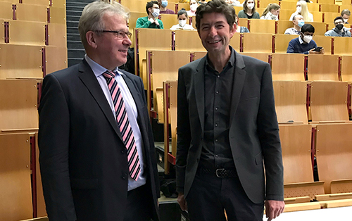 Prof. Dr. Reinhold Förster, Dekan der HBRS und Prof. Dr. Christian Drosten steht neben Prof. Dr. Reinhold Förster im Hörsaal der MHH.