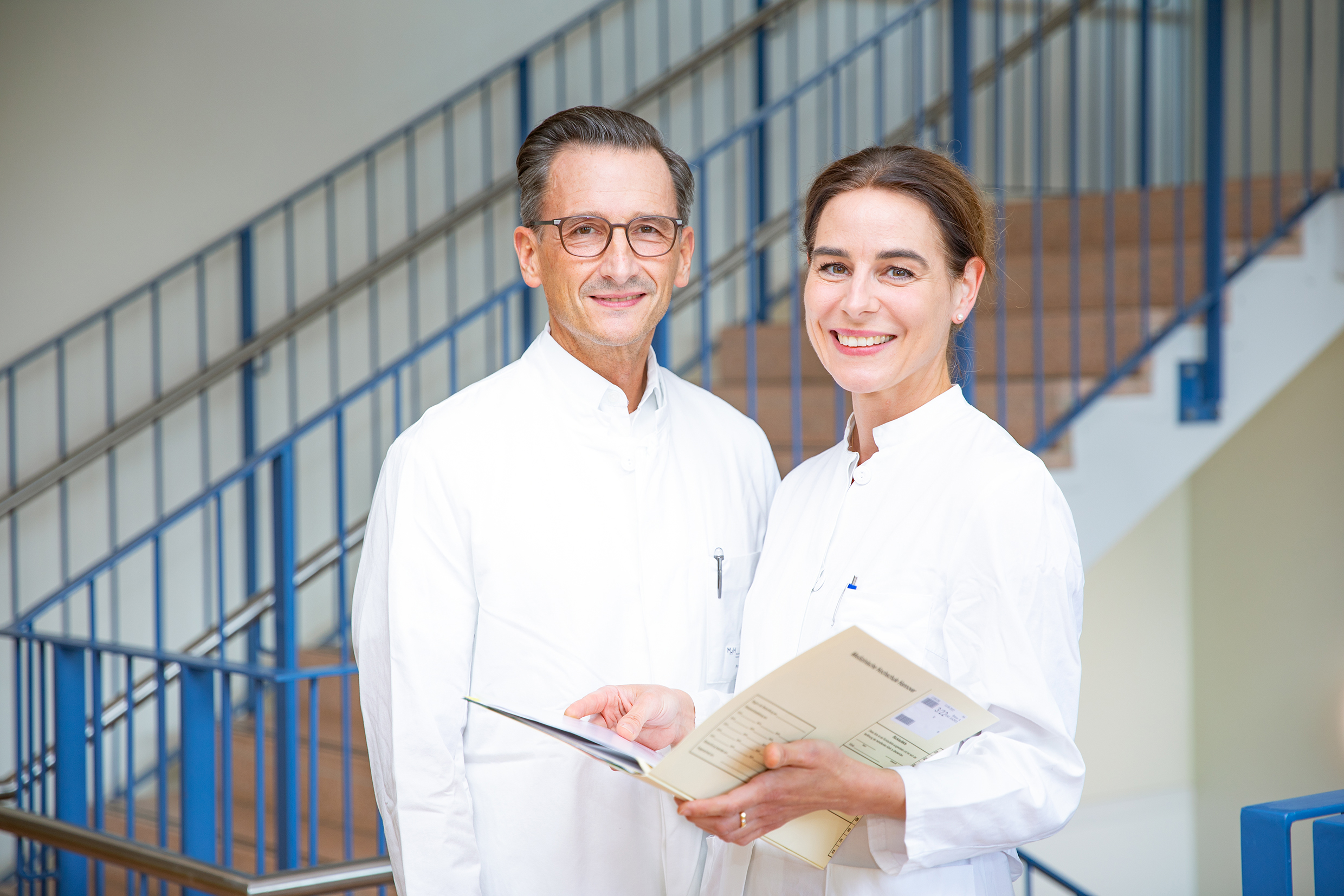 Copyright: „Karin Kaiser / MHH“. Professor Dr. Arndt Vogel und Privatdozentin Dr. Anna Saborowski stehen zusammen in der Forschungsabteilung der Klinik für Gastroenterologie, Hepatologie und Endokrinologie.
