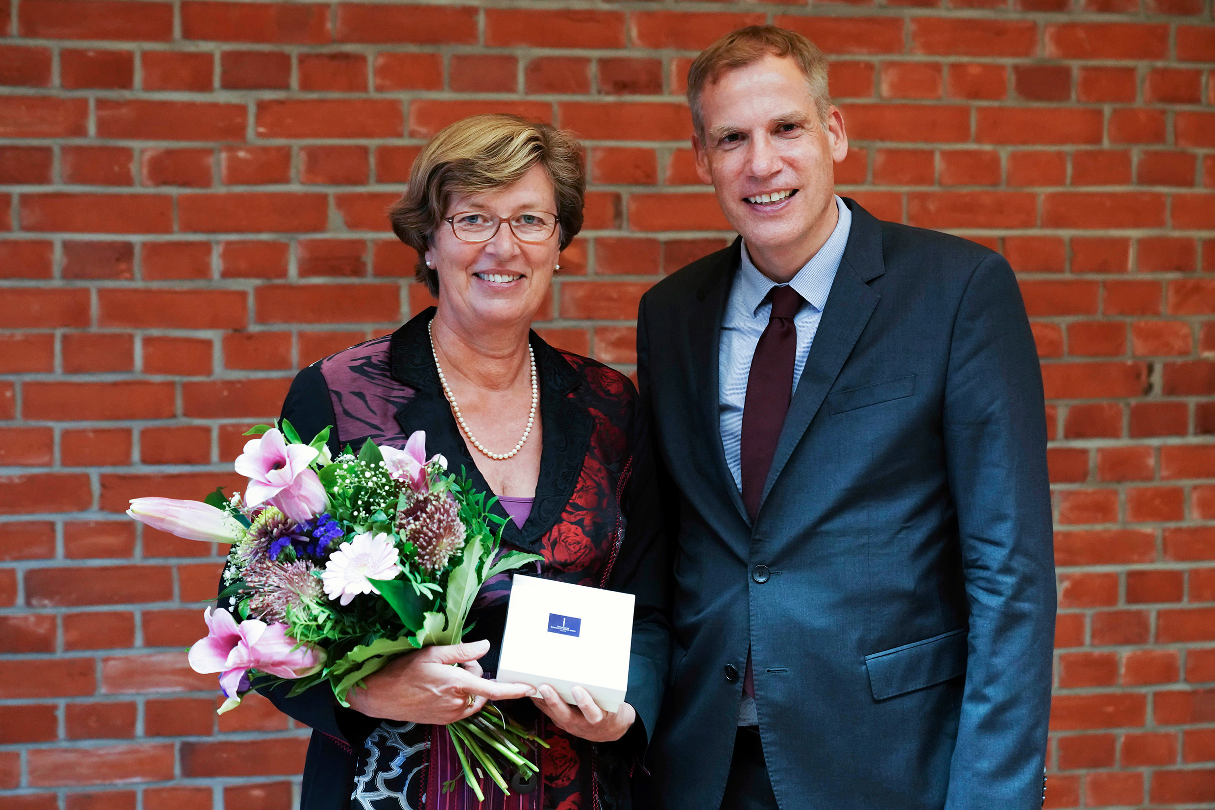 Prof. Dr. Mechthild Groß steht neben Prof. Dr. Lars Hellmeyer. 