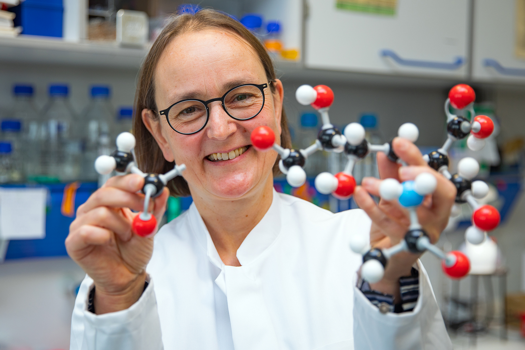 Privatdozentin Dr. Martina Mühlenhoff hält das Modell eines Silaninsäure-Moleküls in den Händen.