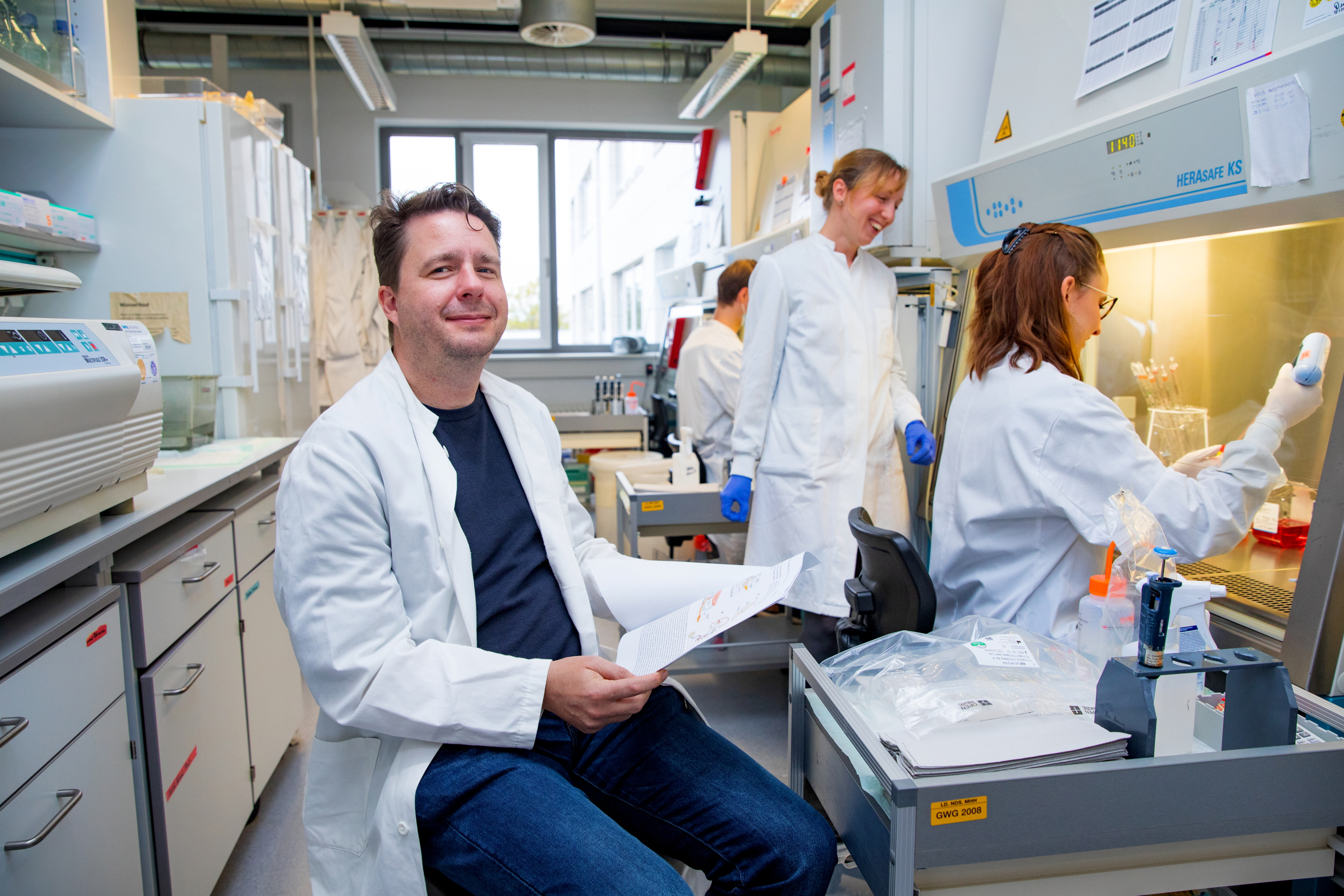 Professor Dr. Dr. Axel Schambach sitzt in einem Labor des MHH-Instituts für Experimentelle Hämatologie.