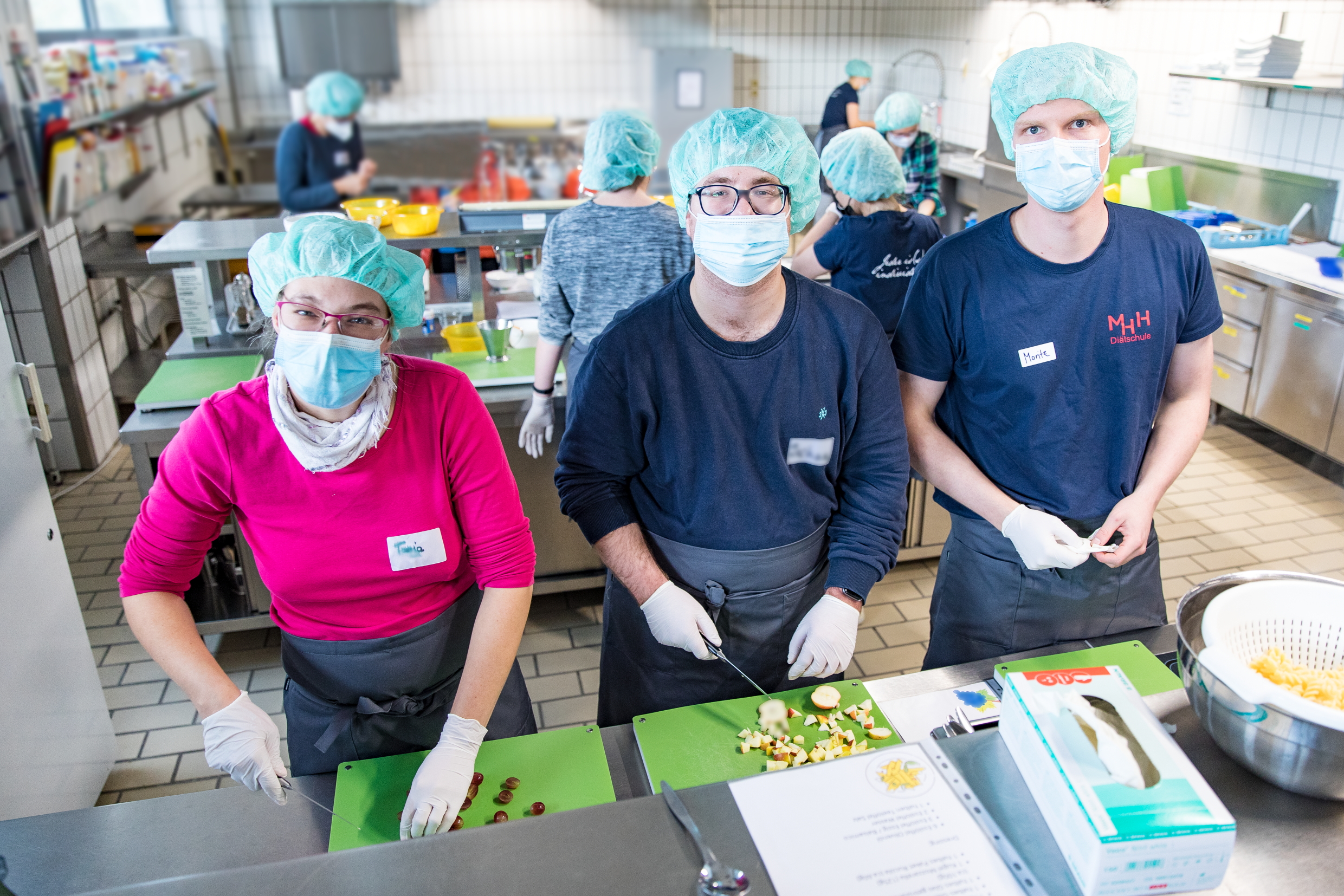 Angehende Gesundheitslotsen in der Küche der Diätschule.