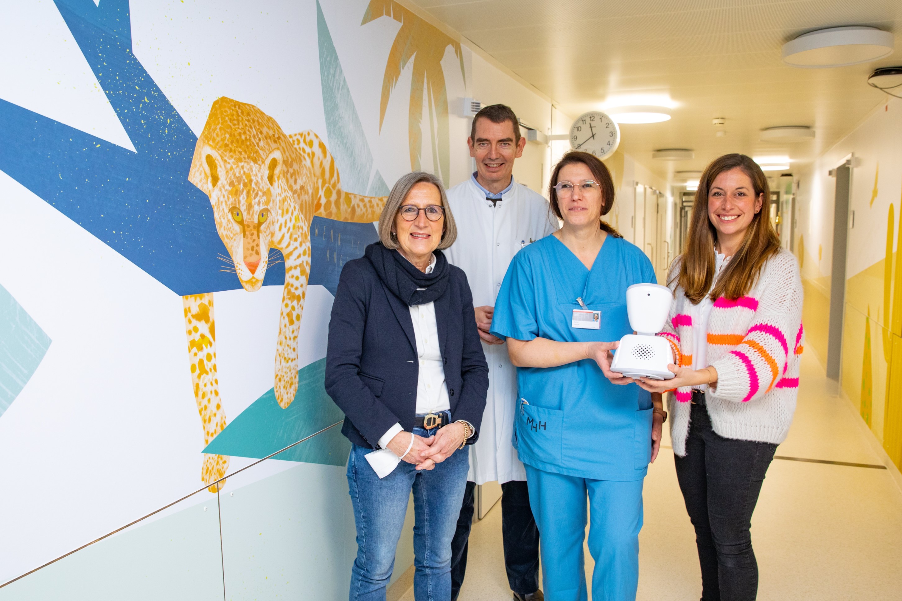 Professor Kratz mit Bärbel Dütemeyer (links), Marion Saathoff und Frederike Ludwig-Lück (rechts) stehen im Flur der sanierten Station 64.