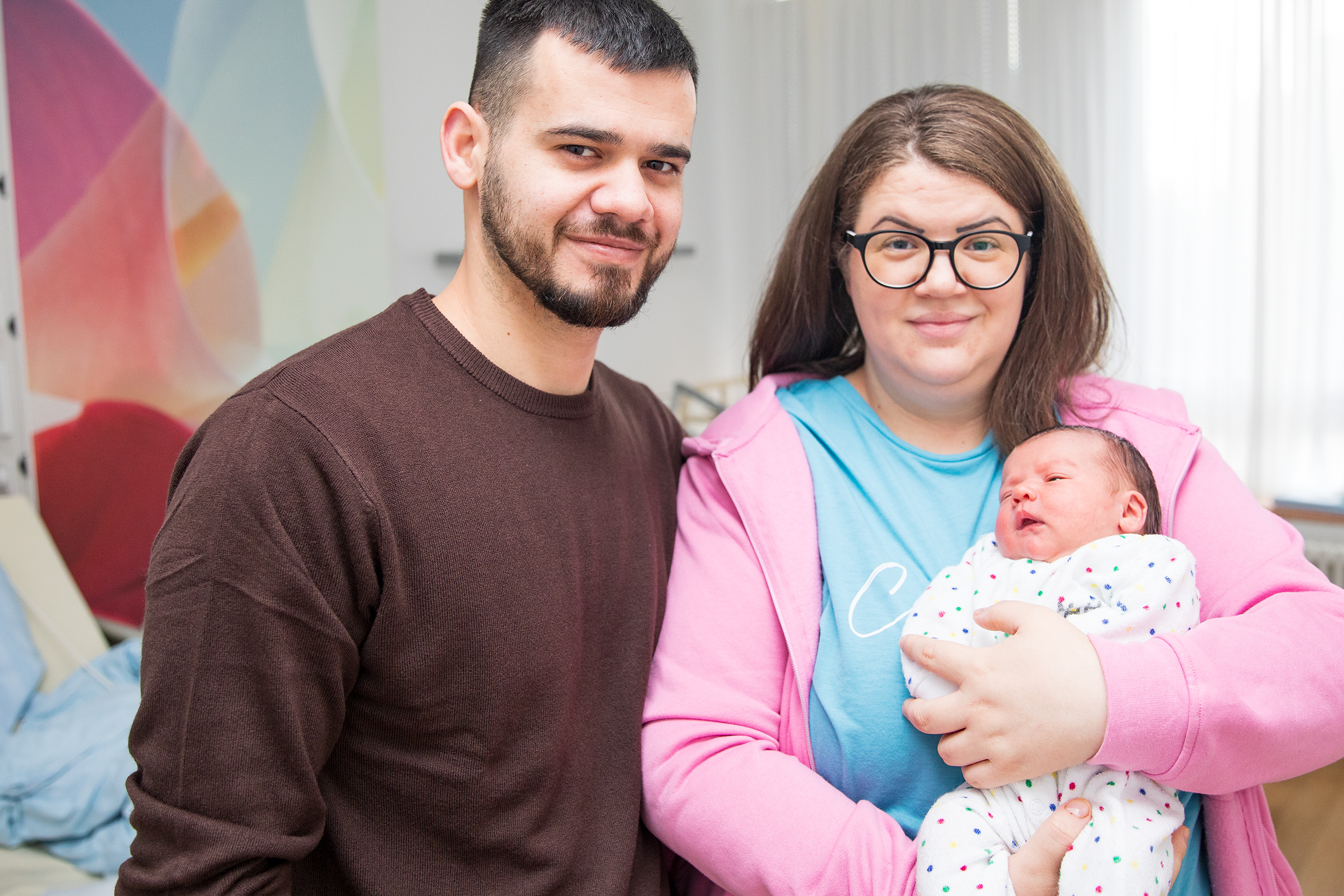 Die Eltern Bogdan und Mihaela-Florina M., die Mutter hält den Neugeborenen Luca im Arm.