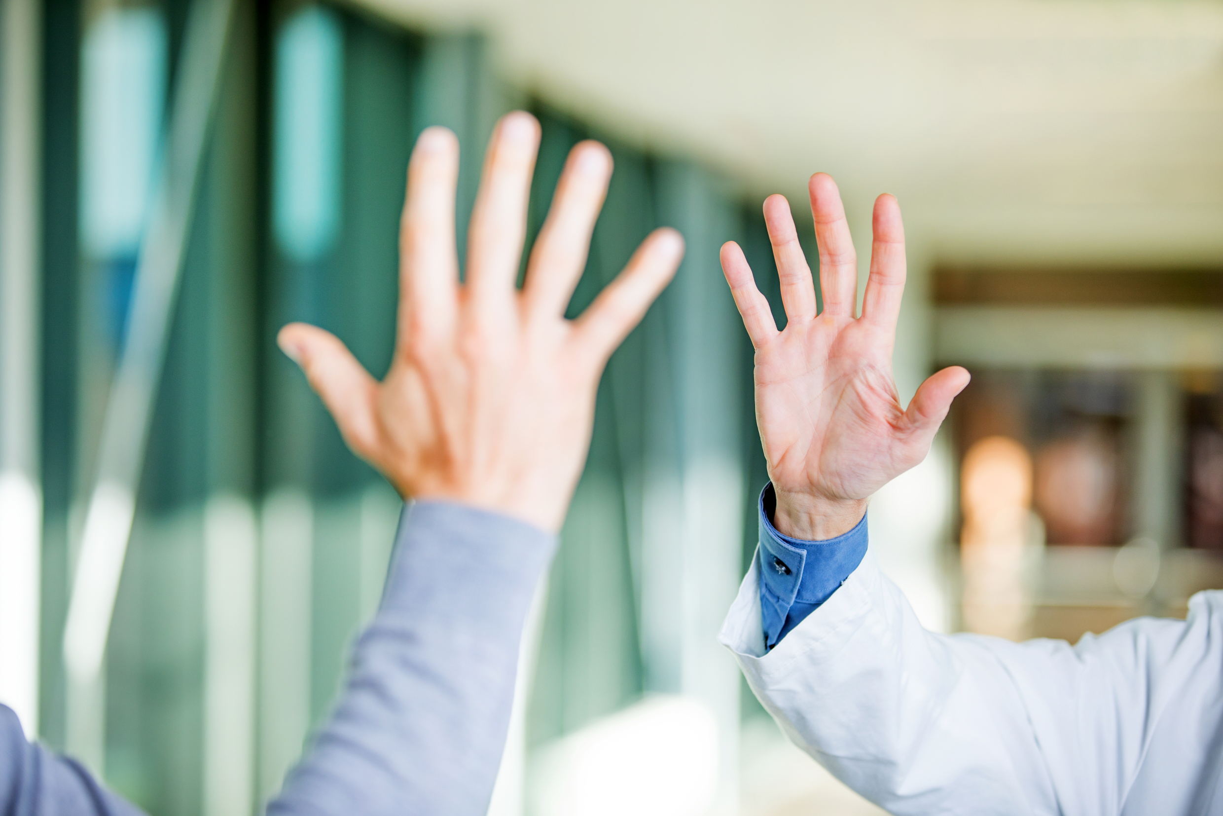 Zwei Handflächen sind erhoben zu der Geste „Gimme five!“ 