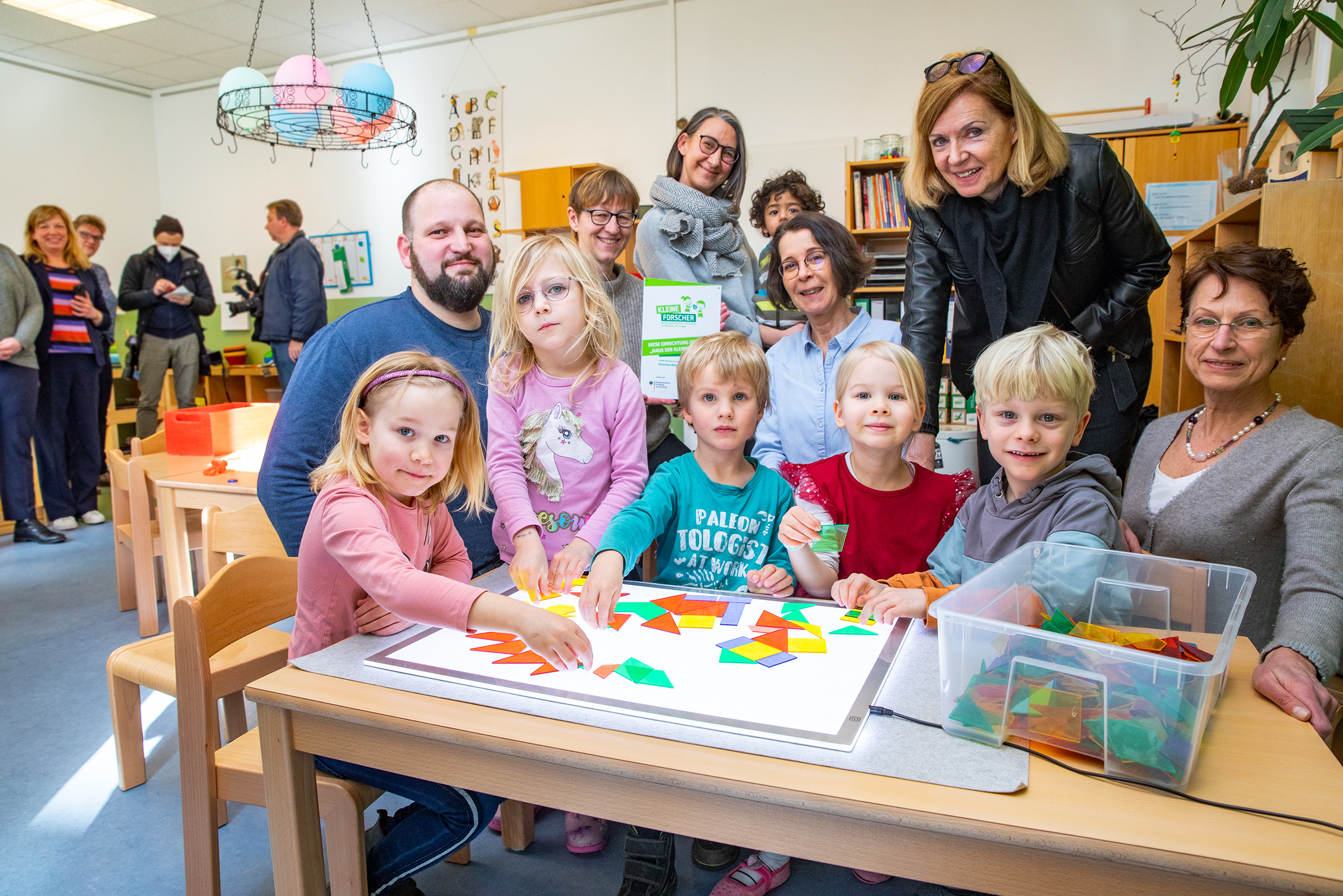 Kindergarten director Martin Fulst on the left, standing Dr. Andrea Handke, Hannover Region, and Martina Saurin, MHH vice president, on the right. Copyright: Karin Kaiser / MHH