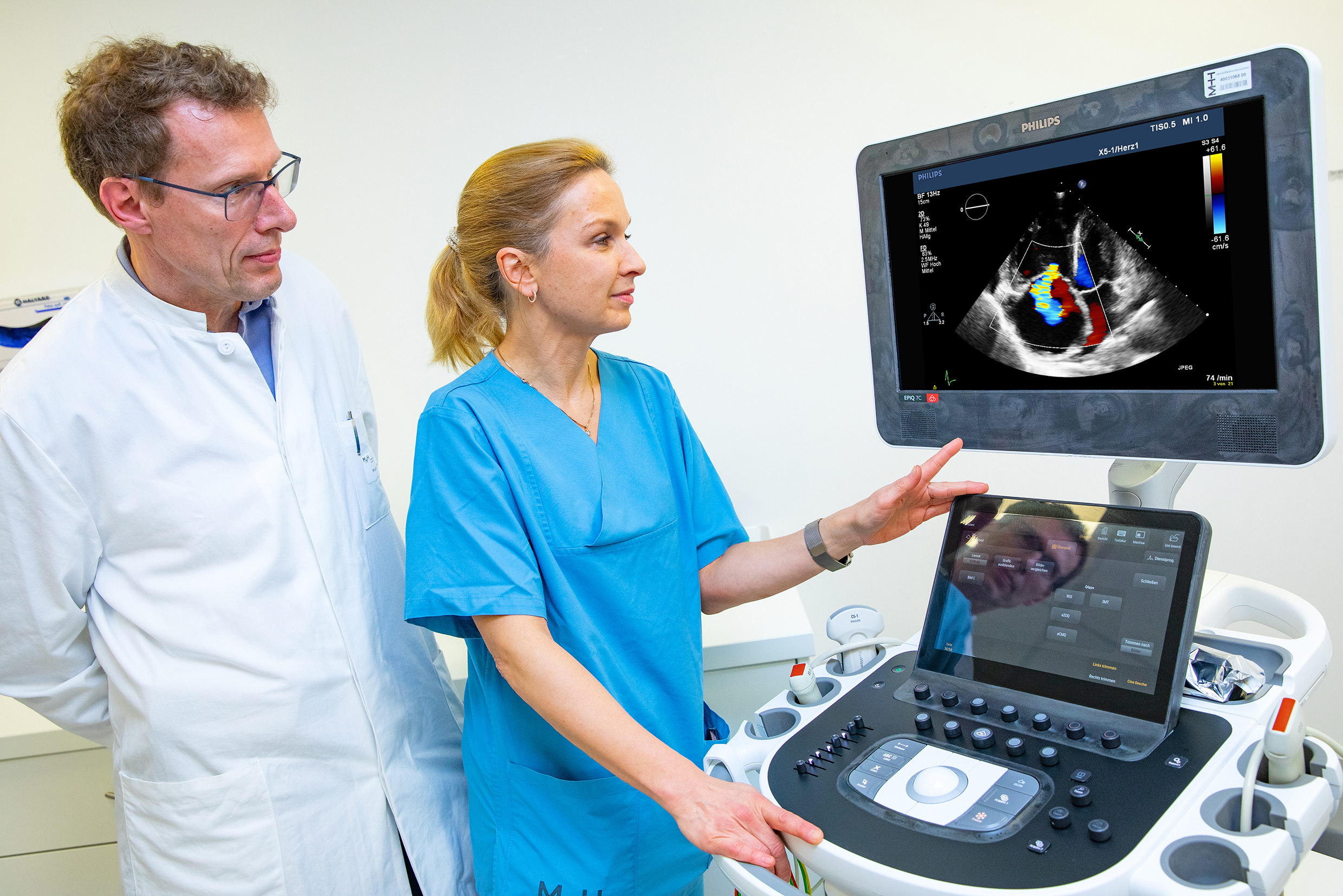 Professor Dr. Marius Hoeper und Professorin Dr. Karen Olsson betrachten die Ultraschallaufnahme eines durch Lungenhochdruck geschädigten Herzens.