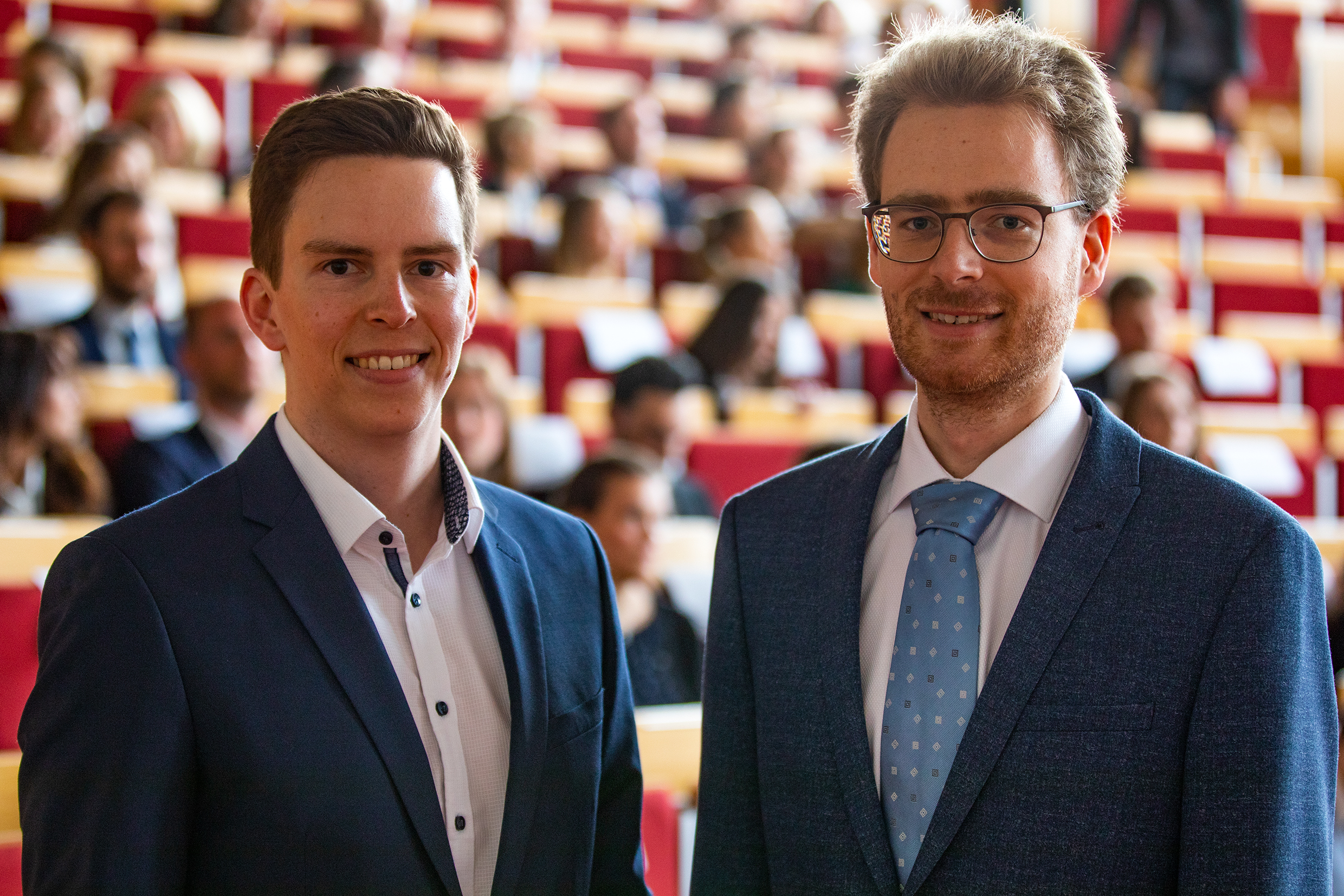 Copyright: Karin Kaiser / MHH Die beiden Promotionspreisträger Dr. med. Christian Niehaus, und Dr. med. Liart Pollmann, stehen nebeneinander und halten ihre Promotionspreisurkunden in den Händen.