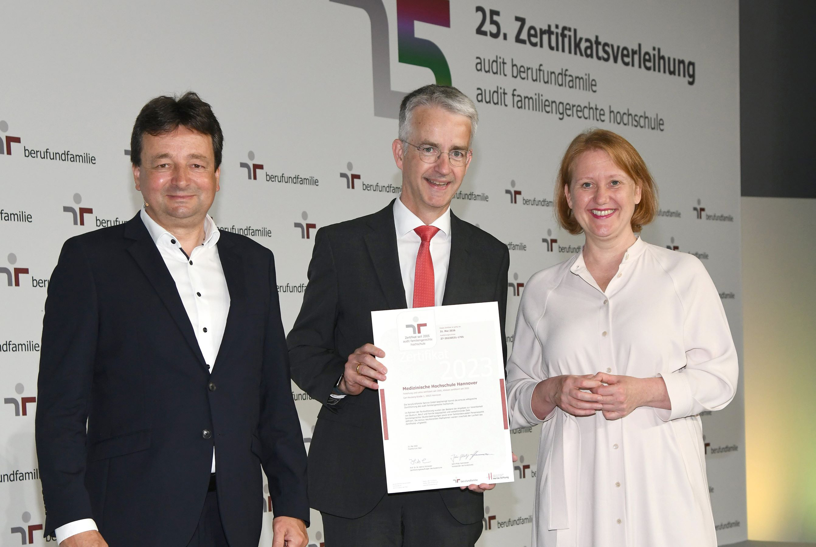 Oliver Schmitz (v.l.), Geschäftsführer der berufundfamilie Service GmbH und MHH-Vizepräsident Prof. Dr. Frank Lammert zusammen mit Bundesfamilienministerin Lisa Paus. Copyright: Pressefoto Berlin/Juri Reetz