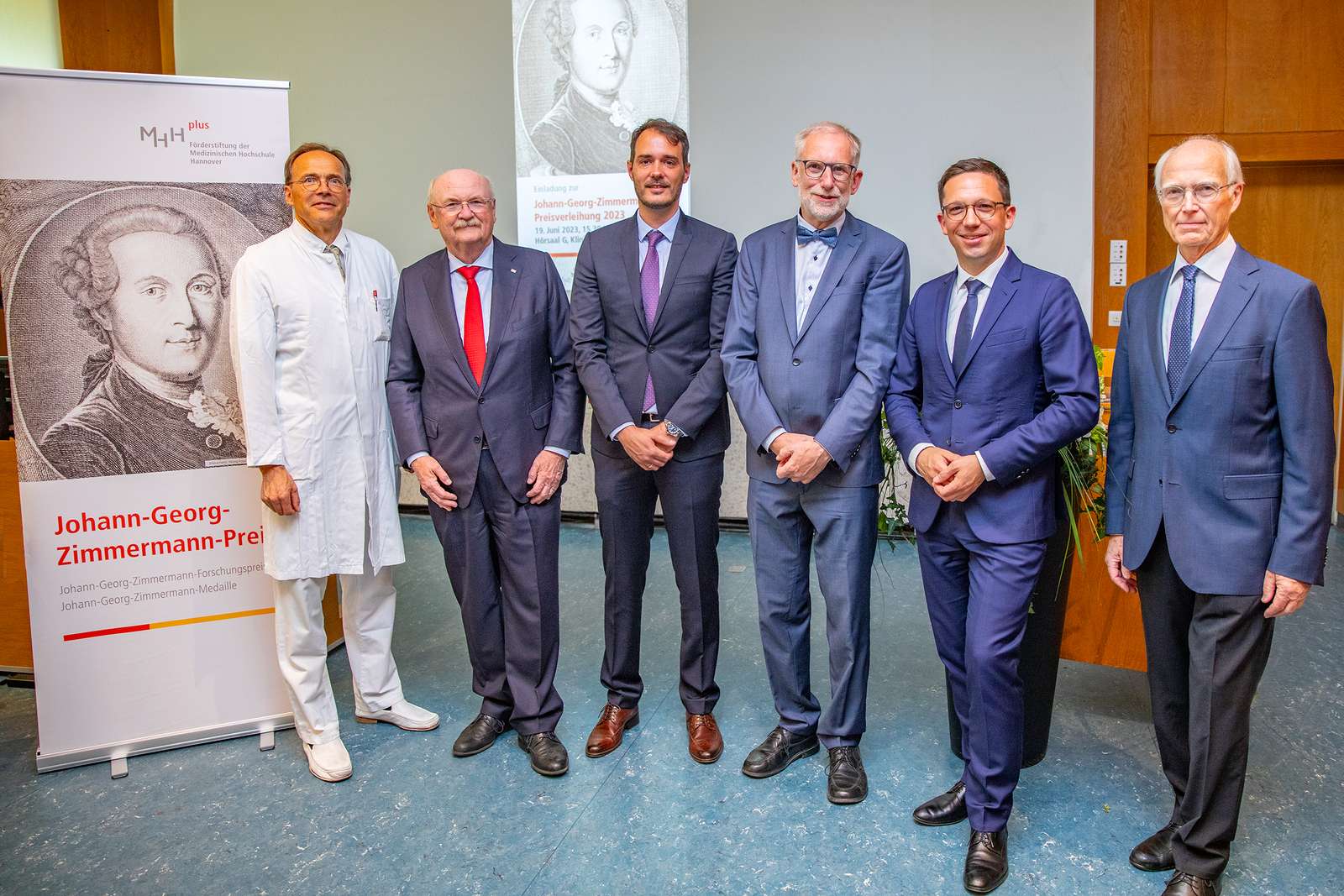 Das Foto zeigt Prof. Dr. Peter Hillemanns, MHH-Präsident Prof. Dr. Michael Manns, die beiden Preisträger Dr. Mark Schmitt und Professor Dr. Hinrich Abken, Wissenschaftsminister Falko Mohrs und Prof. Dr. Siegfried Piepenbrock, Förderstiftung MHH plus.