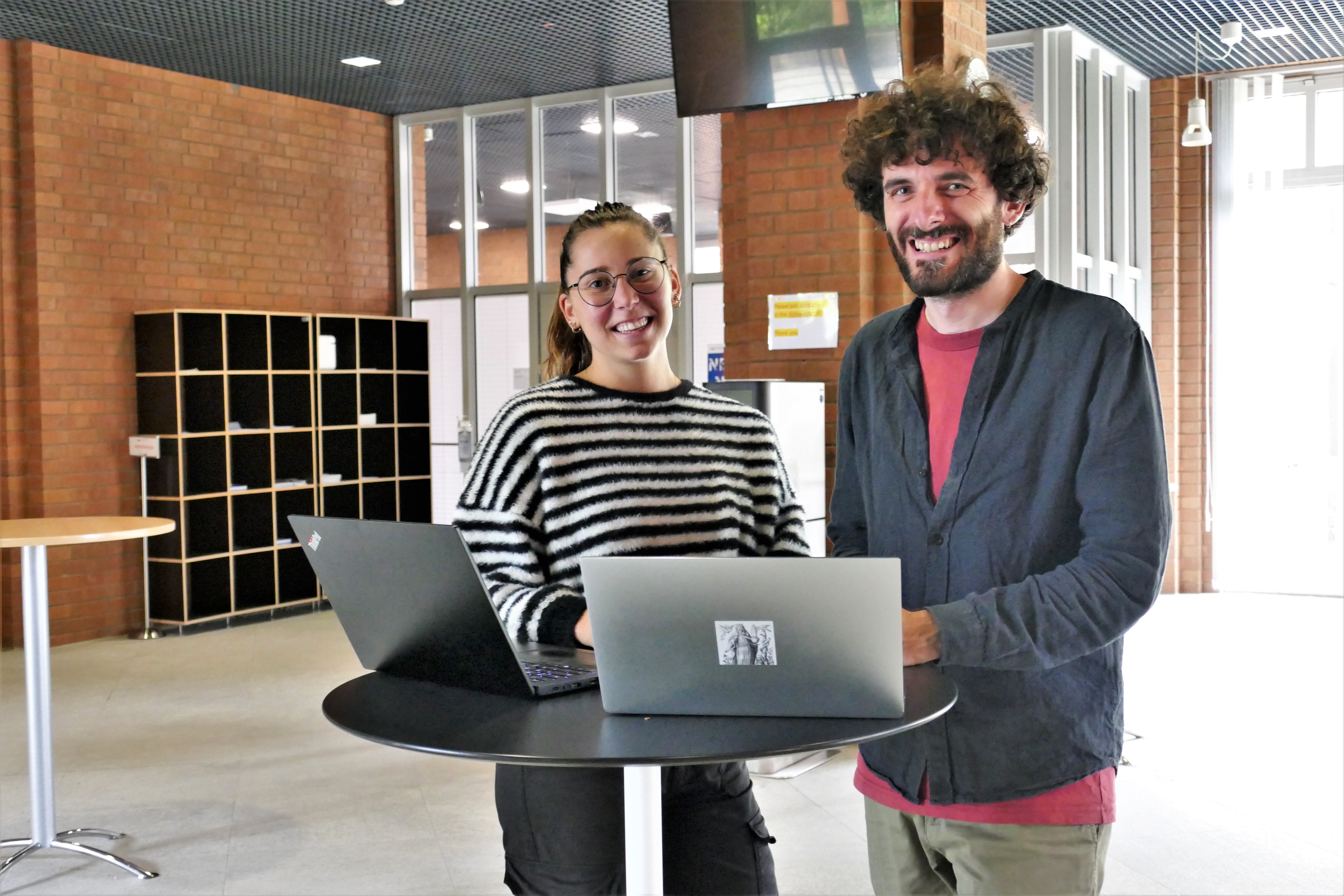 Es zeigt Judit Burgaya und Prof. Dr. Marco Galardini im TWINCORE.