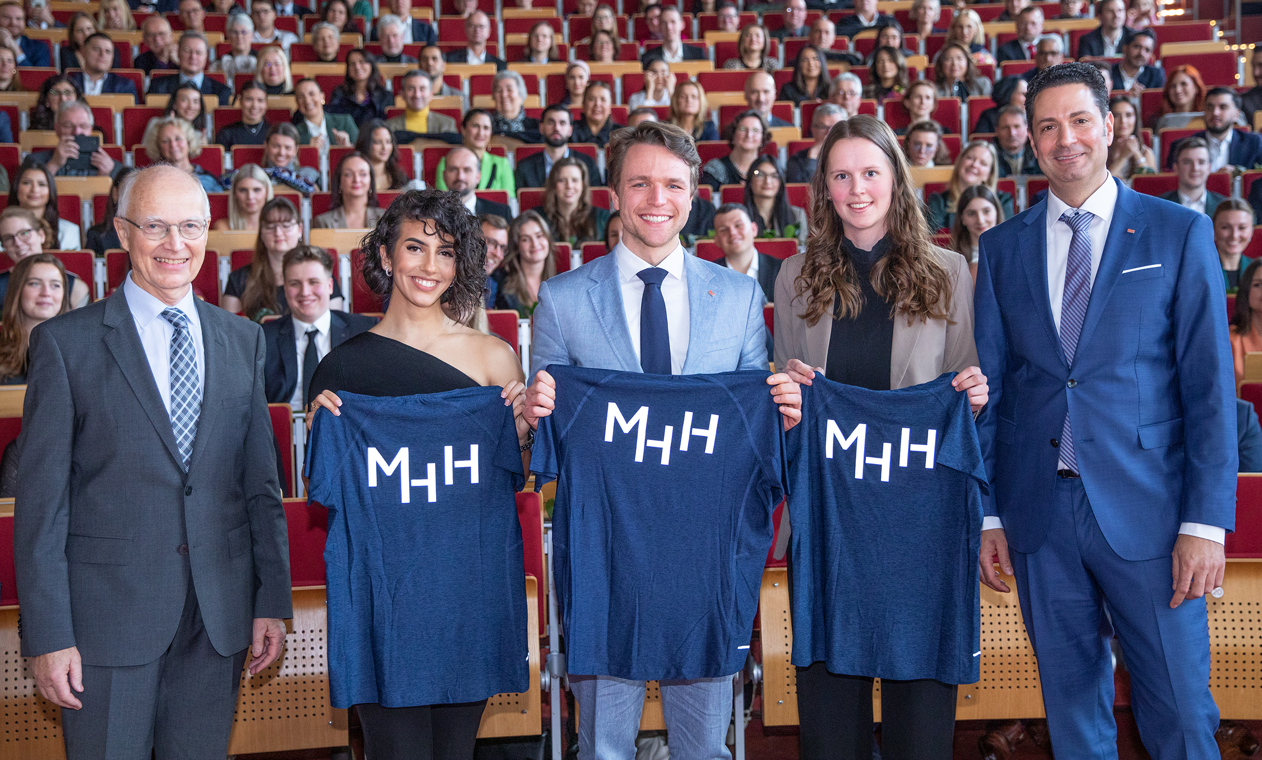 Copyright: Karin Kaiser/MHH Im Hörsaal stehen Prof. Dr. Siegfried Piepenbrock, Karolina Petsa, Jonathan Biesemeier, Lena Kruse und Prof. Dr. Ingmar Staufenbiel.