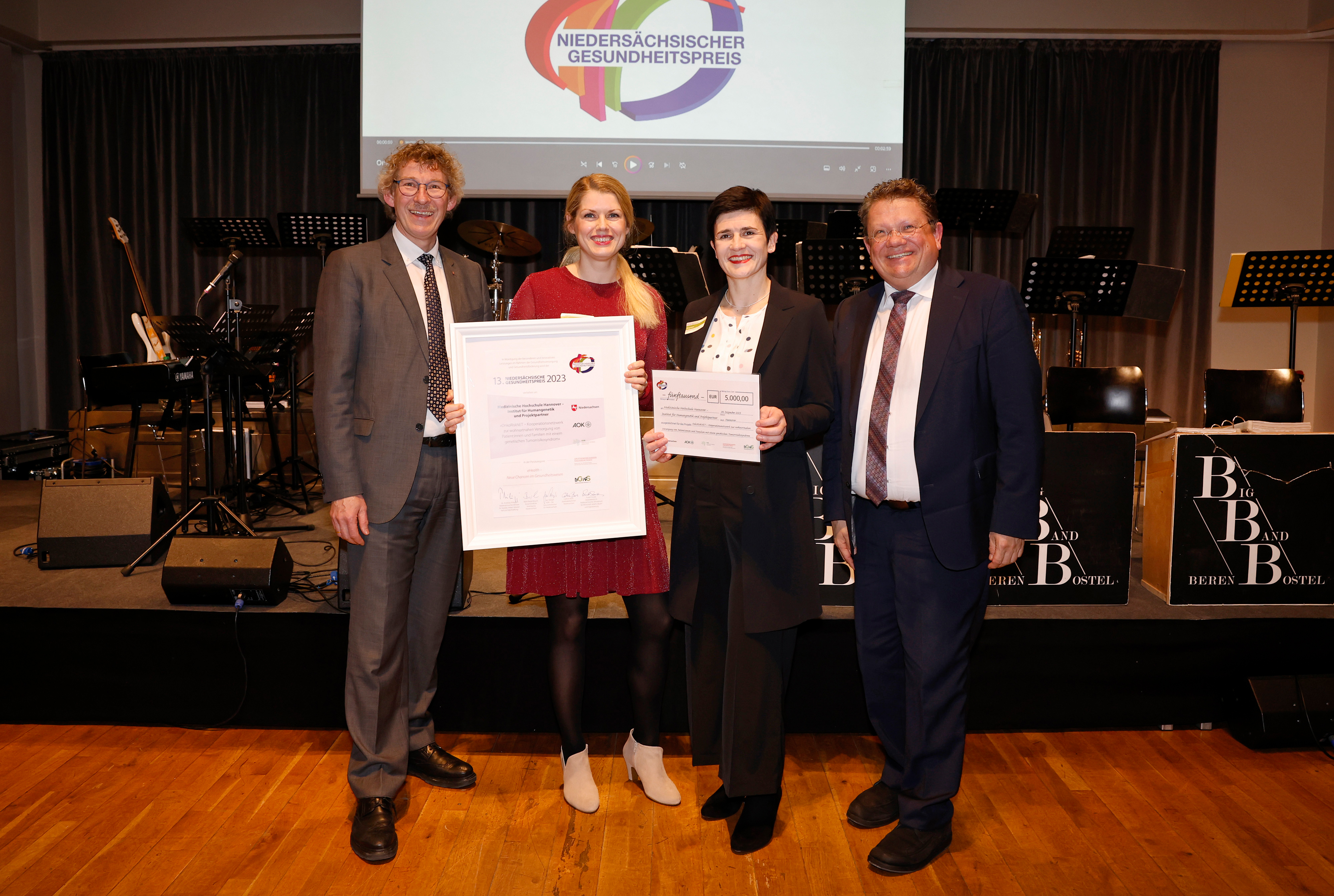 Great joy for the team of OnkoRiskNET: Dr. Johanna Tecklenburg (second from the left) and Professor Dr. Anke Bergmann (third from the left) receiving the award from State Secretary Frank Doods (left) and Health Minister Dr. Andreas Philippi (right). Copyright: Lars Kaletta