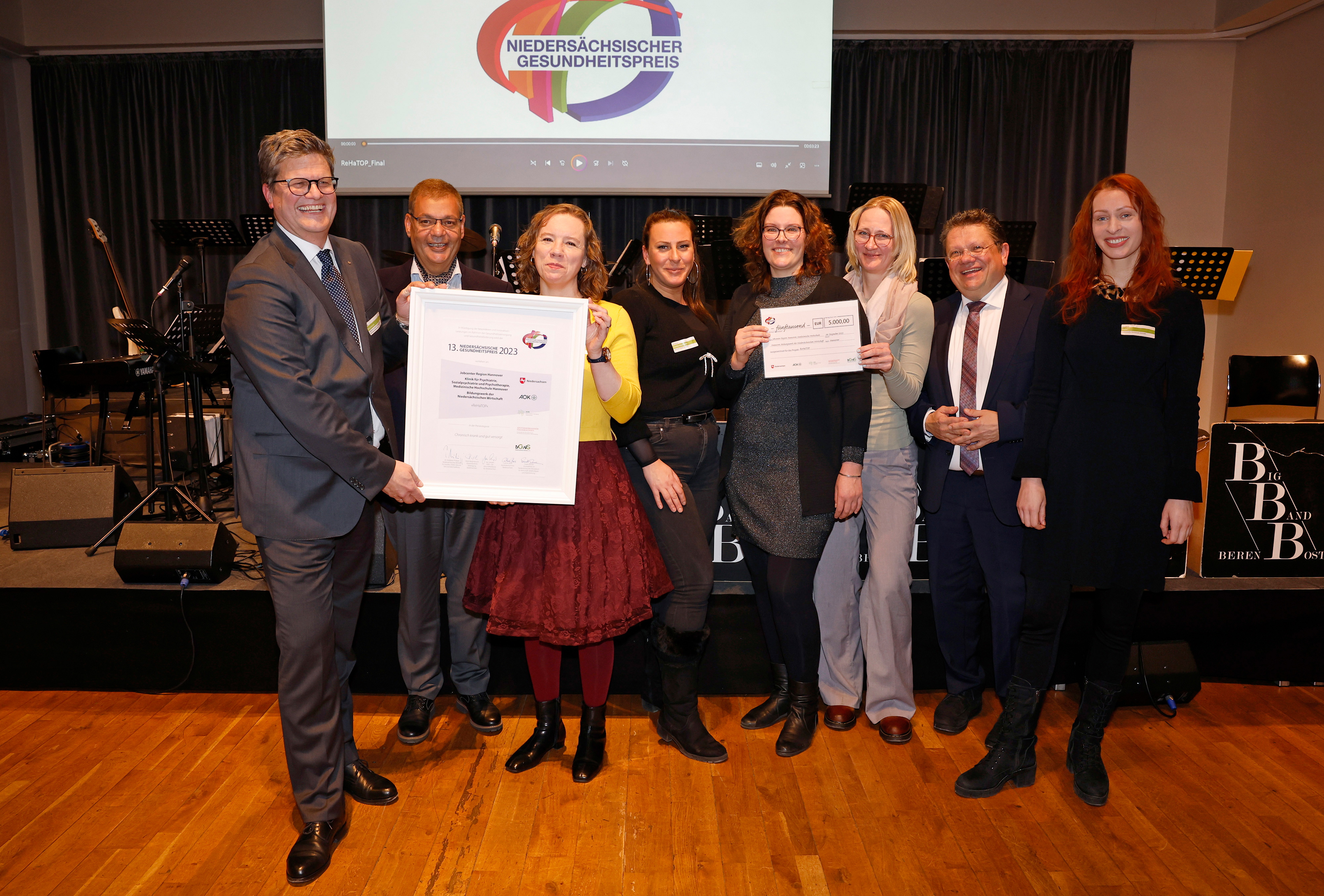 Award for an excellent project: Health Minister Dr. Andreas Philippi (second from the right) celebrates with the ReHaTOP team. Copyright: Lars Kaletta