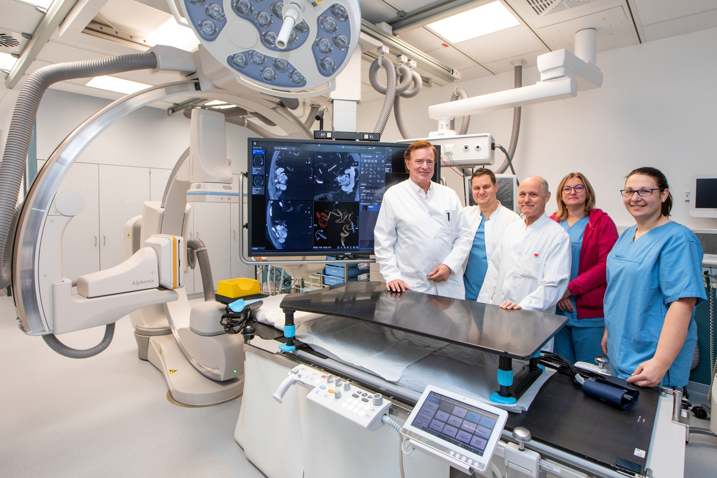 Professor Lanfermann (left) and his team are delighted about the new angiography equipment. Copyright: Karin Kaiser / MHH