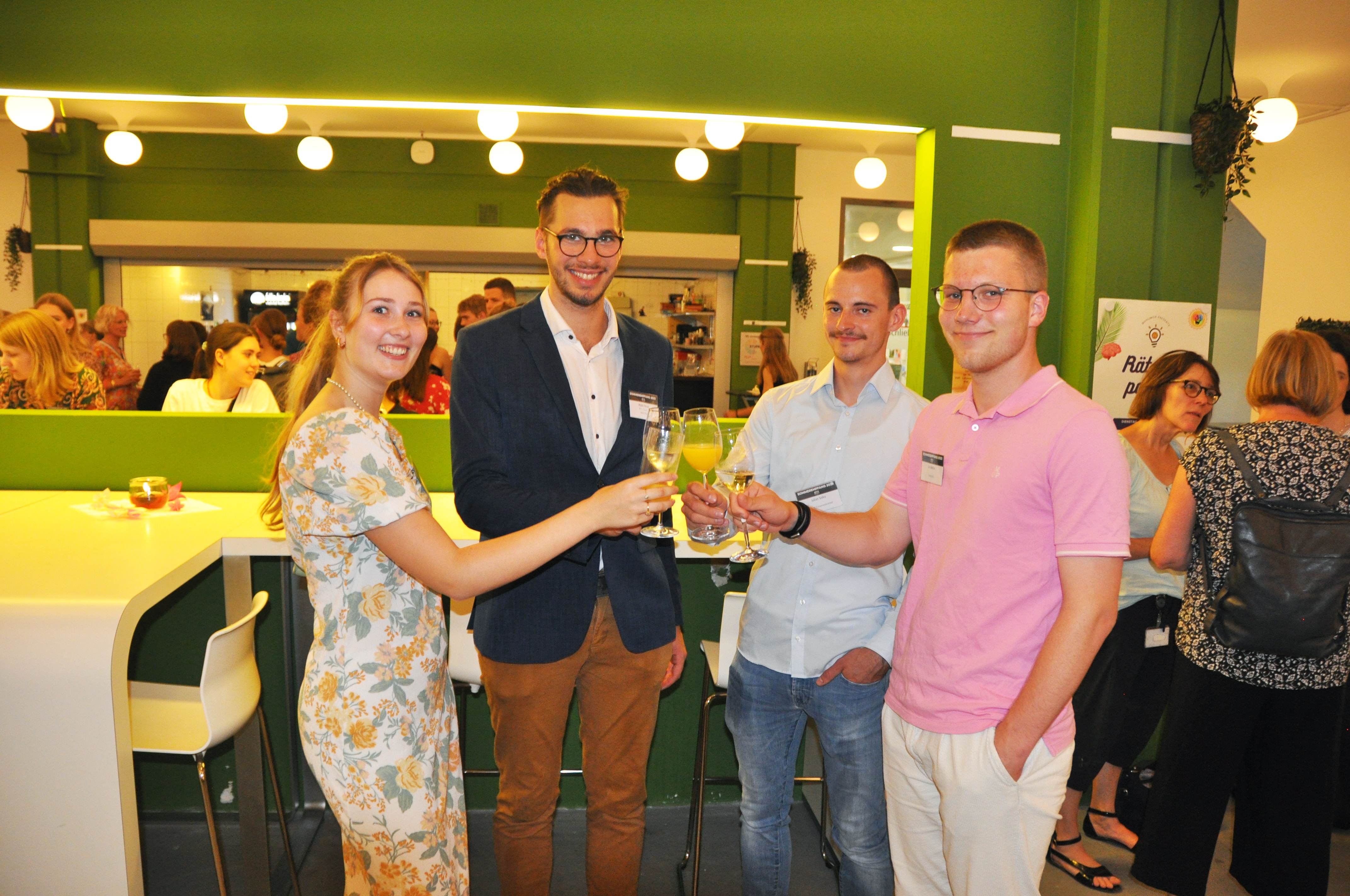 Copyright: Bettina Dunker / MHH Lehrende und Studierende sprechen beim Sommerempfang des AStA miteinander.