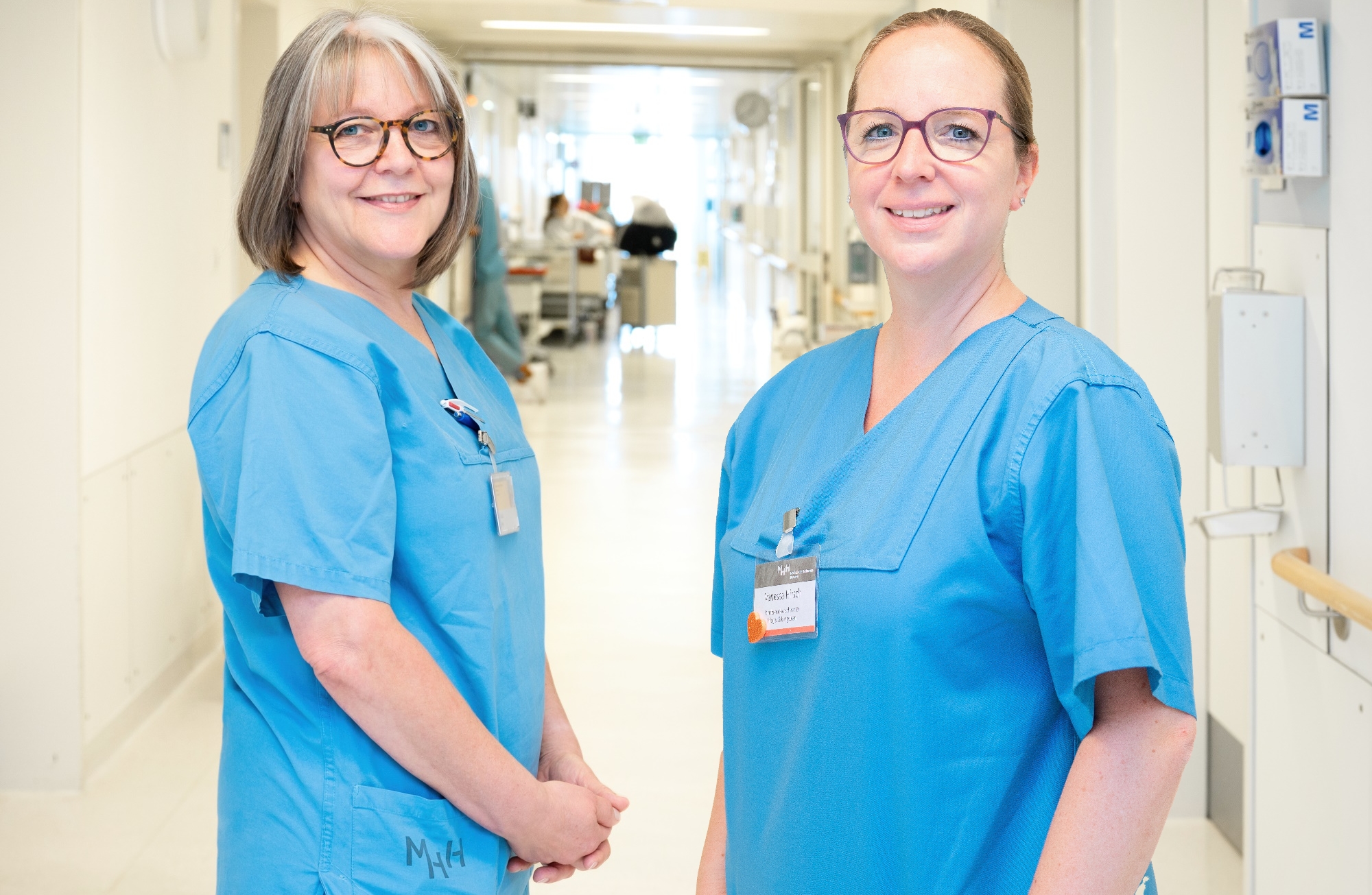 Claudia Geese und Vanessa Hirsch arbeiten im PST. Copyright: Eric Masur/MHH