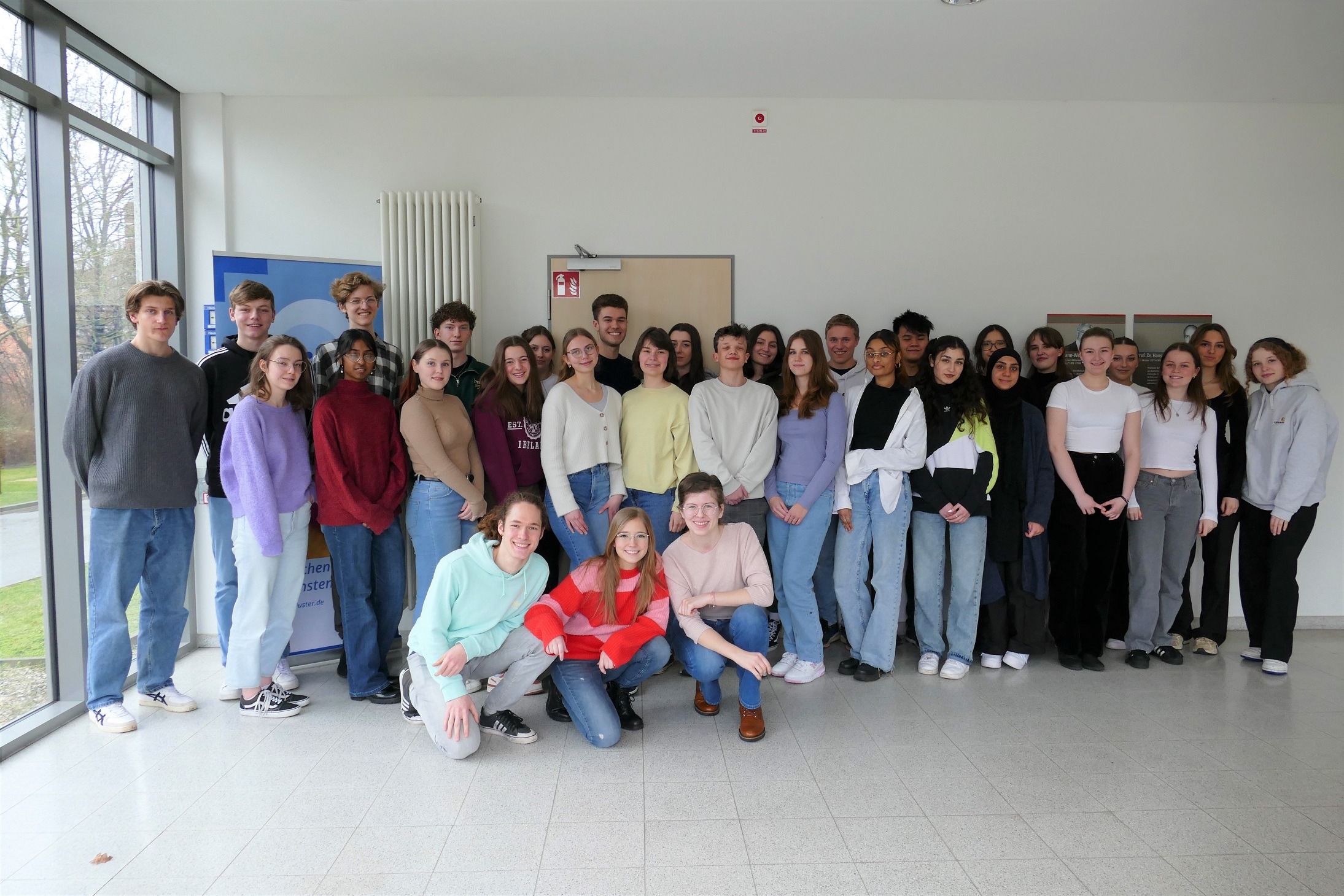 Gruppenfoto mit allen Schüler:innen, die am UniStem Day in der MHH teilgenommen haben. 