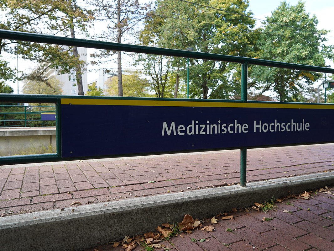 the entrance to the Üstra stop at the Medical University