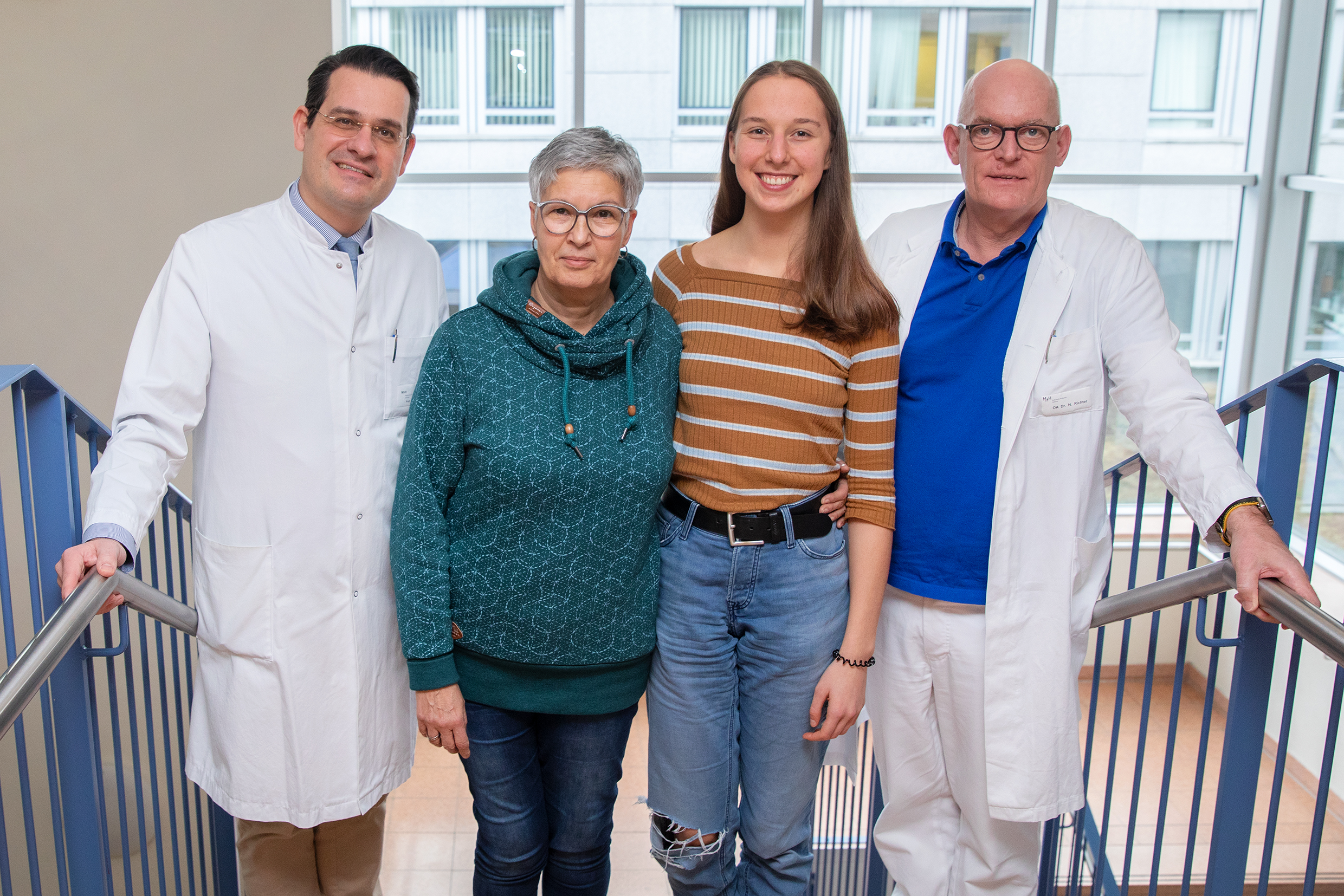 Erste Nieren-Lebendspende in 2024: (von links) Professor Dr. Moritz Schmelzle mit Großmutter Eva (65), die ihrer Enkeltochter Johanna (21) eine Niere gespendet hat, und den Operateur Dr. Nicolas Richter. Copyright: Karin Kaiser/MHH