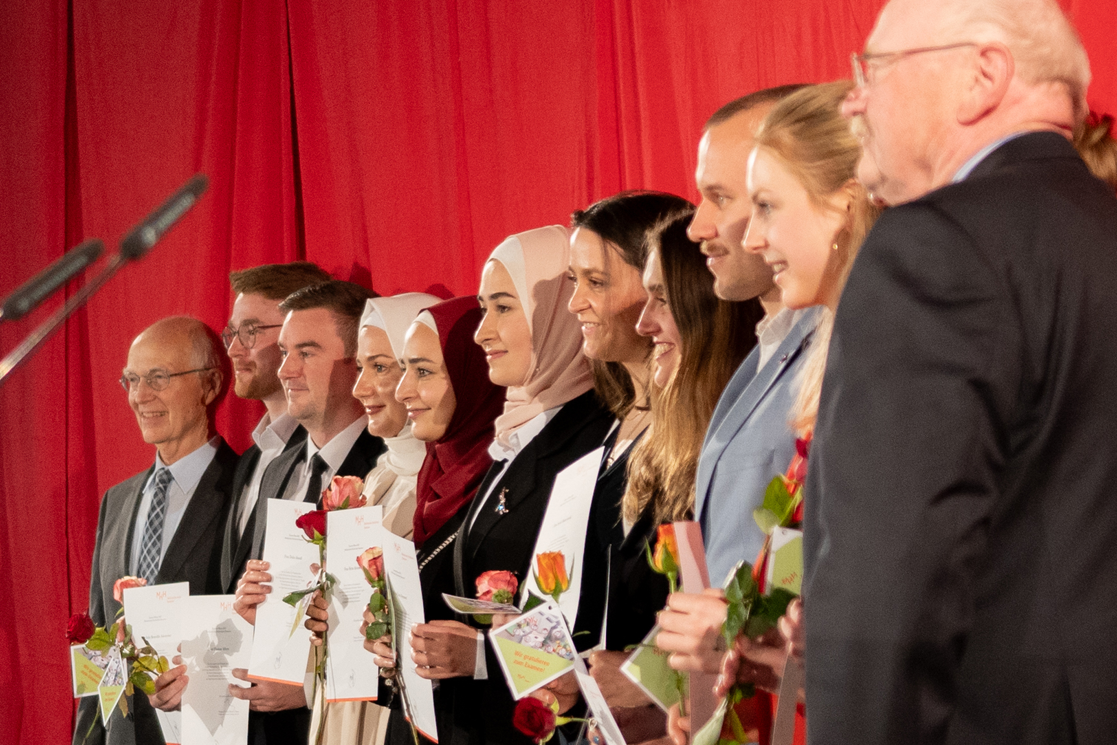 Glückliche Gesichter: Die frisch examinierten Ärztinnen und Ärzte der MHH stellten sich gerne mit Professor Siegfried Piepenbrock und MHH-Präsident Professor Michael Manns zum Gruppenfoto auf. Copyright: Annika Morchner/MHH