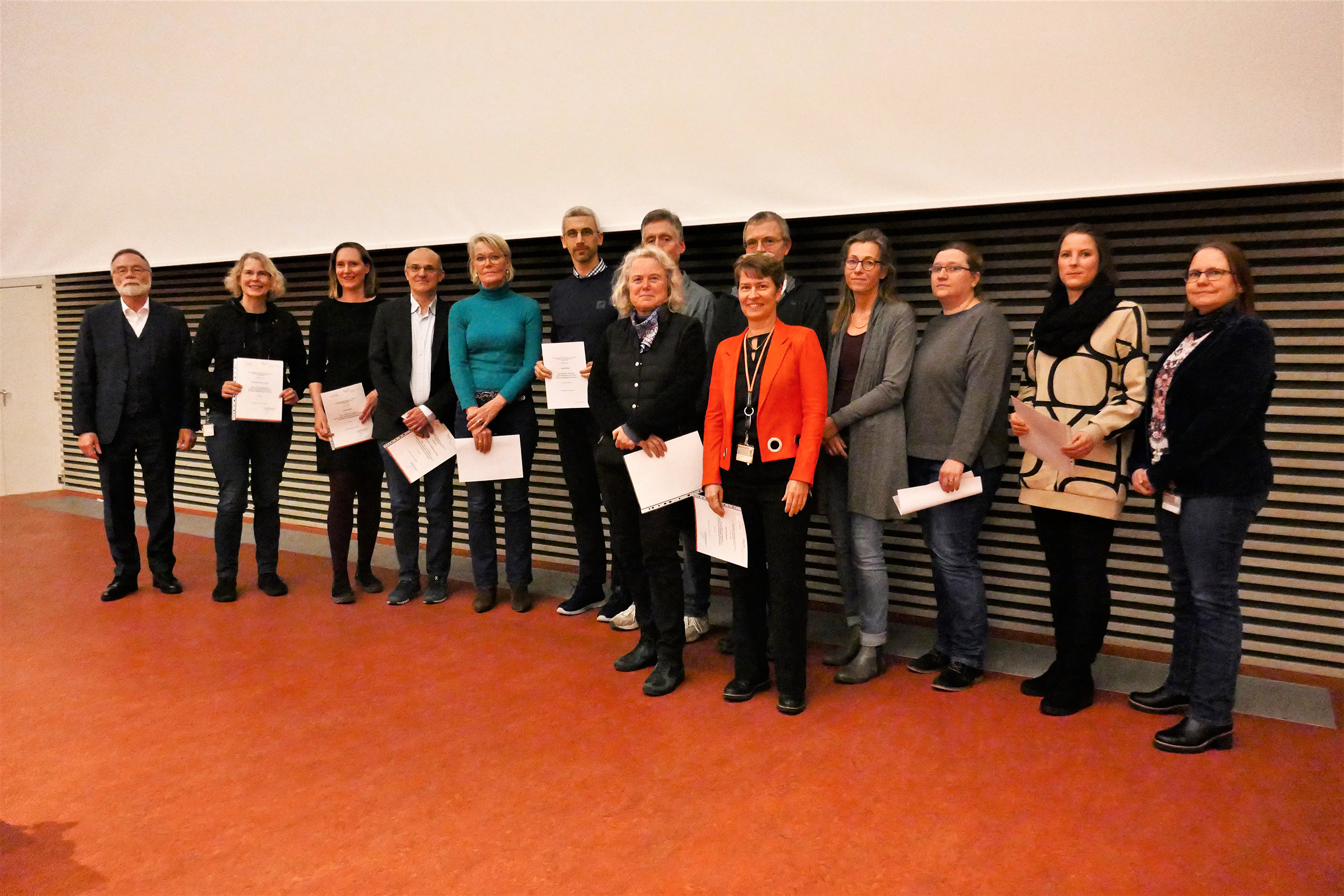 The teaching award winners of the biosciences Master's programmes stand next to each other in an MHH lecture theatre.